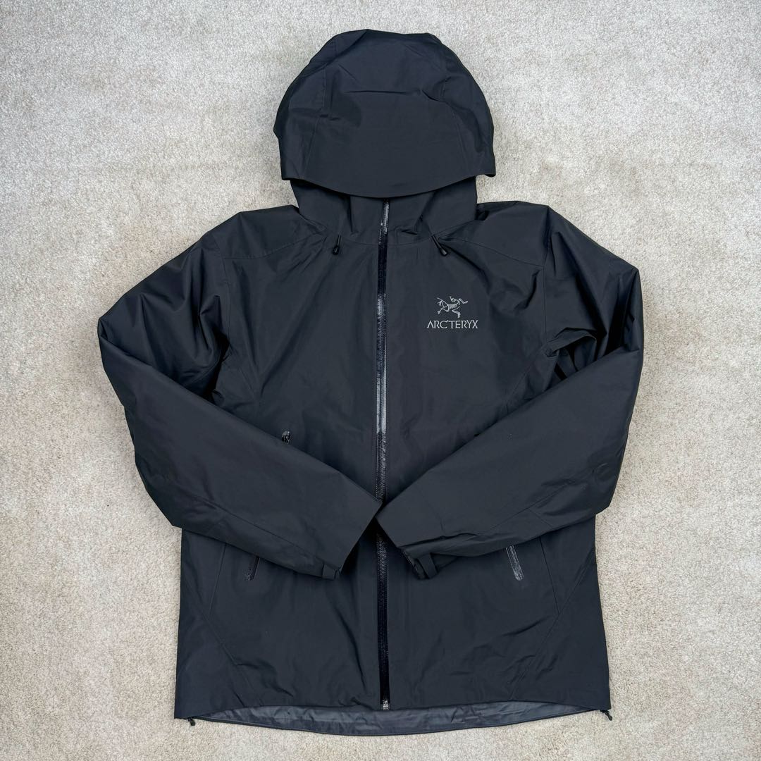 图片[2]-＃TZD Arcteryx Alpha SV 始祖鸟户外防水硬壳冲锋衣机能风拉链夹克三合一冲锋衣 羽绒内胆 双拉链 鸟家王炸款三合一冲锋衣羽绒服 一衣三穿 内胆带logo轻薄户外级羽绒服Yb四次压胶工艺 整衣3D立体仿生学设计衣长臂弯 Tri-Durance防水防雨面料 自行区别市面先行版本 强力操作推荐入手 原档案原数据开发版型 原包装原标 全套辅料定制 整衣腋下双向拉链 五金全部开模定制 吊牌书说明解析 多联水洗 这款设计简洁而通用 可提供高山环境所需的性能 采用bluesign@认证的采用带经编背衬N40P 13LGORE-TEX面料 轻薄而耐磨 防风、防水且透气 适合多种活动穿着 头盔兼容StormHood兜帽防护良好且不影响视线 插手口袋设有WaterTight拉链 便于取放物品 腋下拉链便于快速通风 拼接设计使活动自如 传统风琴交叉反向进入高山口袋设置在高位 VISLON中央正面拉链 可调节Velcro袖口魔术贴标签 兼容Zip-in 在胸前采用百灵达机器绣上了ARC TERYX徽标 多用途服装适用于多种活动和环境 高性能的简约设计 轻量而耐磨 GORE-TEX 防水、防风、透气面料可提供多面防护 -SV夹克同是Arc’teryx的明星产品 一直在高山恶劣环境中表现突出 现在功能更强大 重量更轻 尺码：S M L XL XXL-选品中心