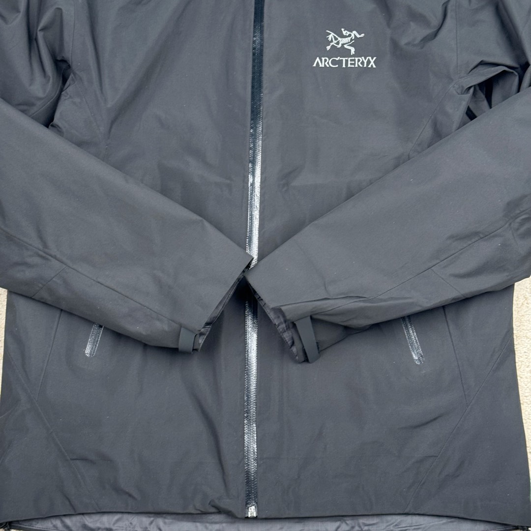 图片[8]-＃TZD Arcteryx Alpha SV 始祖鸟户外防水硬壳冲锋衣机能风拉链夹克三合一冲锋衣 羽绒内胆 双拉链 鸟家王炸款三合一冲锋衣羽绒服 一衣三穿 内胆带logo轻薄户外级羽绒服Yb四次压胶工艺 整衣3D立体仿生学设计衣长臂弯 Tri-Durance防水防雨面料 自行区别市面先行版本 强力操作推荐入手 原档案原数据开发版型 原包装原标 全套辅料定制 整衣腋下双向拉链 五金全部开模定制 吊牌书说明解析 多联水洗 这款设计简洁而通用 可提供高山环境所需的性能 采用bluesign@认证的采用带经编背衬N40P 13LGORE-TEX面料 轻薄而耐磨 防风、防水且透气 适合多种活动穿着 头盔兼容StormHood兜帽防护良好且不影响视线 插手口袋设有WaterTight拉链 便于取放物品 腋下拉链便于快速通风 拼接设计使活动自如 传统风琴交叉反向进入高山口袋设置在高位 VISLON中央正面拉链 可调节Velcro袖口魔术贴标签 兼容Zip-in 在胸前采用百灵达机器绣上了ARC TERYX徽标 多用途服装适用于多种活动和环境 高性能的简约设计 轻量而耐磨 GORE-TEX 防水、防风、透气面料可提供多面防护 -SV夹克同是Arc’teryx的明星产品 一直在高山恶劣环境中表现突出 现在功能更强大 重量更轻 尺码：S M L XL XXL-选品中心