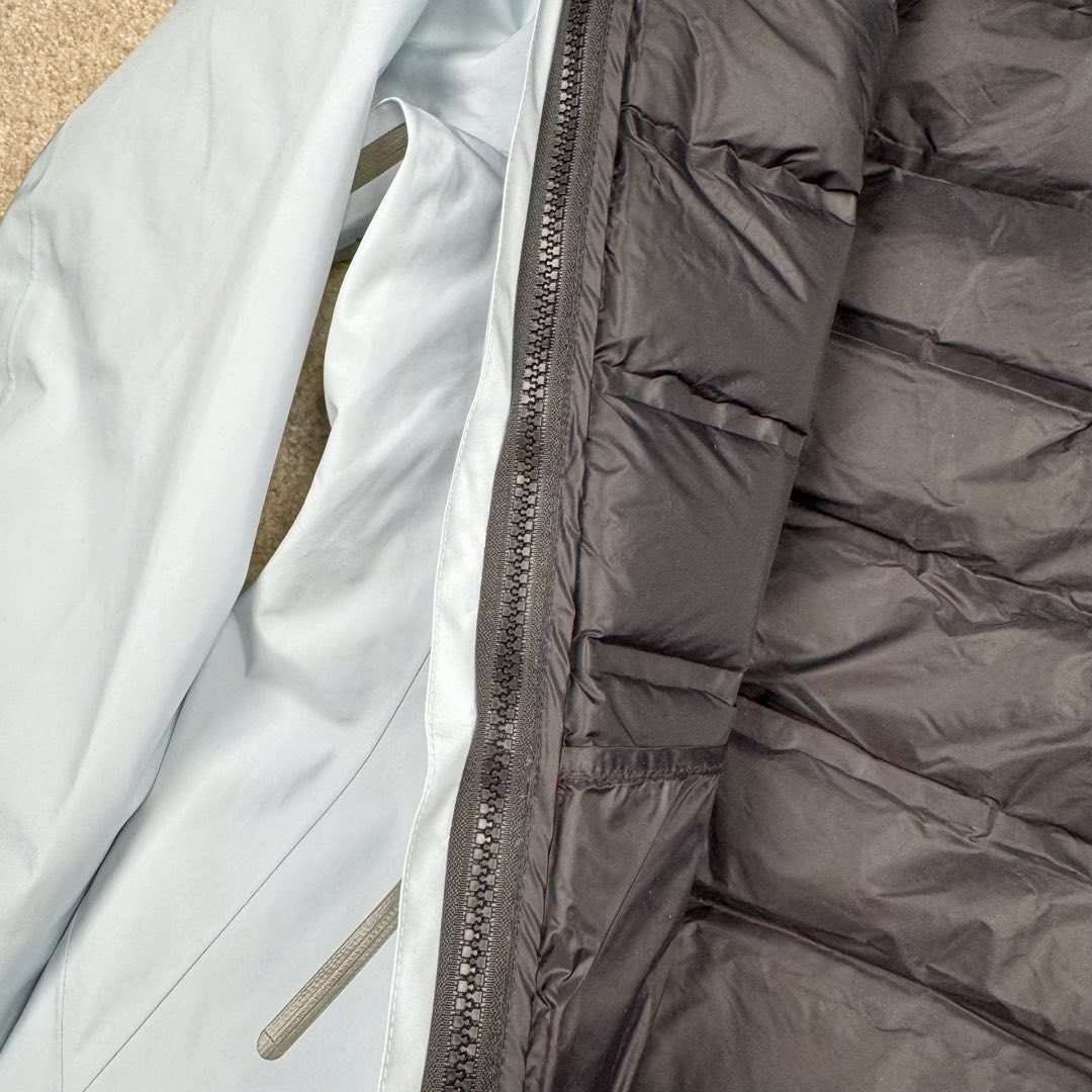 图片[13]-＃TZD Arcteryx Alpha SV 始祖鸟户外防水硬壳冲锋衣机能风拉链夹克三合一冲锋衣 羽绒内胆 双拉链 鸟家王炸款三合一冲锋衣羽绒服 一衣三穿 内胆带logo轻薄户外级羽绒服Yb四次压胶工艺 整衣3D立体仿生学设计衣长臂弯 Tri-Durance防水防雨面料 自行区别市面先行版本 强力操作推荐入手 原档案原数据开发版型 原包装原标 全套辅料定制 整衣腋下双向拉链 五金全部开模定制 吊牌书说明解析 多联水洗 这款设计简洁而通用 可提供高山环境所需的性能 采用bluesign@认证的采用带经编背衬N40P 13LGORE-TEX面料 轻薄而耐磨 防风、防水且透气 适合多种活动穿着 头盔兼容StormHood兜帽防护良好且不影响视线 插手口袋设有WaterTight拉链 便于取放物品 腋下拉链便于快速通风 拼接设计使活动自如 传统风琴交叉反向进入高山口袋设置在高位 VISLON中央正面拉链 可调节Velcro袖口魔术贴标签 兼容Zip-in 在胸前采用百灵达机器绣上了ARC TERYX徽标 多用途服装适用于多种活动和环境 高性能的简约设计 轻量而耐磨 GORE-TEX 防水、防风、透气面料可提供多面防护 -SV夹克同是Arc’teryx的明星产品 一直在高山恶劣环境中表现突出 现在功能更强大 重量更轻 尺码：S M L XL XXL-选品中心