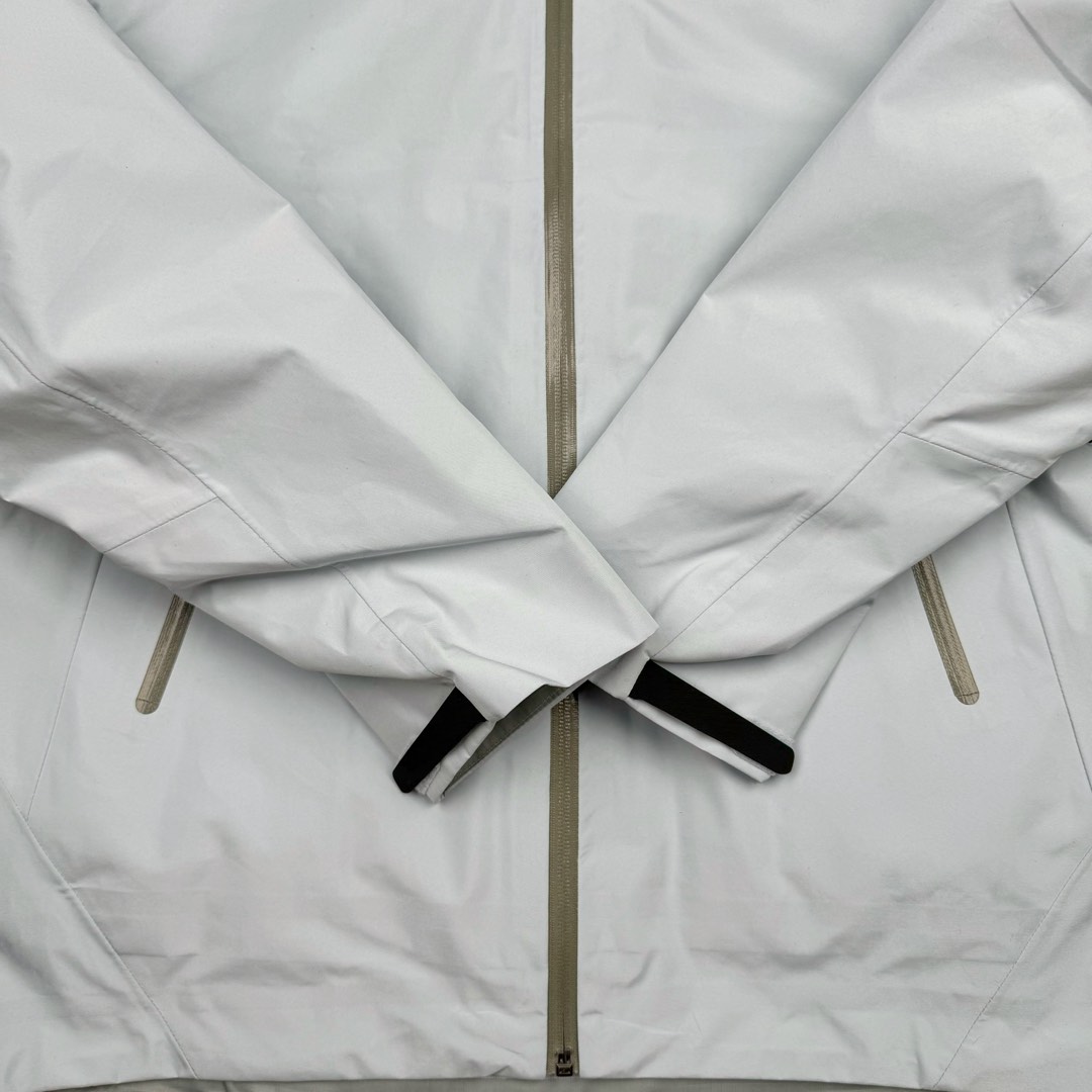 图片[9]-＃TZD Arcteryx Alpha SV 始祖鸟户外防水硬壳冲锋衣机能风拉链夹克三合一冲锋衣 羽绒内胆 双拉链 鸟家王炸款三合一冲锋衣羽绒服 一衣三穿 内胆带logo轻薄户外级羽绒服Yb四次压胶工艺 整衣3D立体仿生学设计衣长臂弯 Tri-Durance防水防雨面料 自行区别市面先行版本 强力操作推荐入手 原档案原数据开发版型 原包装原标 全套辅料定制 整衣腋下双向拉链 五金全部开模定制 吊牌书说明解析 多联水洗 这款设计简洁而通用 可提供高山环境所需的性能 采用bluesign@认证的采用带经编背衬N40P 13LGORE-TEX面料 轻薄而耐磨 防风、防水且透气 适合多种活动穿着 头盔兼容StormHood兜帽防护良好且不影响视线 插手口袋设有WaterTight拉链 便于取放物品 腋下拉链便于快速通风 拼接设计使活动自如 传统风琴交叉反向进入高山口袋设置在高位 VISLON中央正面拉链 可调节Velcro袖口魔术贴标签 兼容Zip-in 在胸前采用百灵达机器绣上了ARC TERYX徽标 多用途服装适用于多种活动和环境 高性能的简约设计 轻量而耐磨 GORE-TEX 防水、防风、透气面料可提供多面防护 -SV夹克同是Arc’teryx的明星产品 一直在高山恶劣环境中表现突出 现在功能更强大 重量更轻 尺码：S M L XL XXL-选品中心