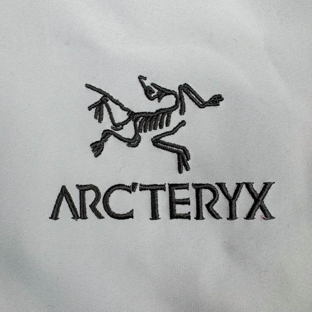 图片[16]-＃TZD Arcteryx Alpha SV 始祖鸟户外防水硬壳冲锋衣机能风拉链夹克三合一冲锋衣 羽绒内胆 双拉链 鸟家王炸款三合一冲锋衣羽绒服 一衣三穿 内胆带logo轻薄户外级羽绒服Yb四次压胶工艺 整衣3D立体仿生学设计衣长臂弯 Tri-Durance防水防雨面料 自行区别市面先行版本 强力操作推荐入手 原档案原数据开发版型 原包装原标 全套辅料定制 整衣腋下双向拉链 五金全部开模定制 吊牌书说明解析 多联水洗 这款设计简洁而通用 可提供高山环境所需的性能 采用bluesign@认证的采用带经编背衬N40P 13LGORE-TEX面料 轻薄而耐磨 防风、防水且透气 适合多种活动穿着 头盔兼容StormHood兜帽防护良好且不影响视线 插手口袋设有WaterTight拉链 便于取放物品 腋下拉链便于快速通风 拼接设计使活动自如 传统风琴交叉反向进入高山口袋设置在高位 VISLON中央正面拉链 可调节Velcro袖口魔术贴标签 兼容Zip-in 在胸前采用百灵达机器绣上了ARC TERYX徽标 多用途服装适用于多种活动和环境 高性能的简约设计 轻量而耐磨 GORE-TEX 防水、防风、透气面料可提供多面防护 -SV夹克同是Arc’teryx的明星产品 一直在高山恶劣环境中表现突出 现在功能更强大 重量更轻 尺码：S M L XL XXL-选品中心
