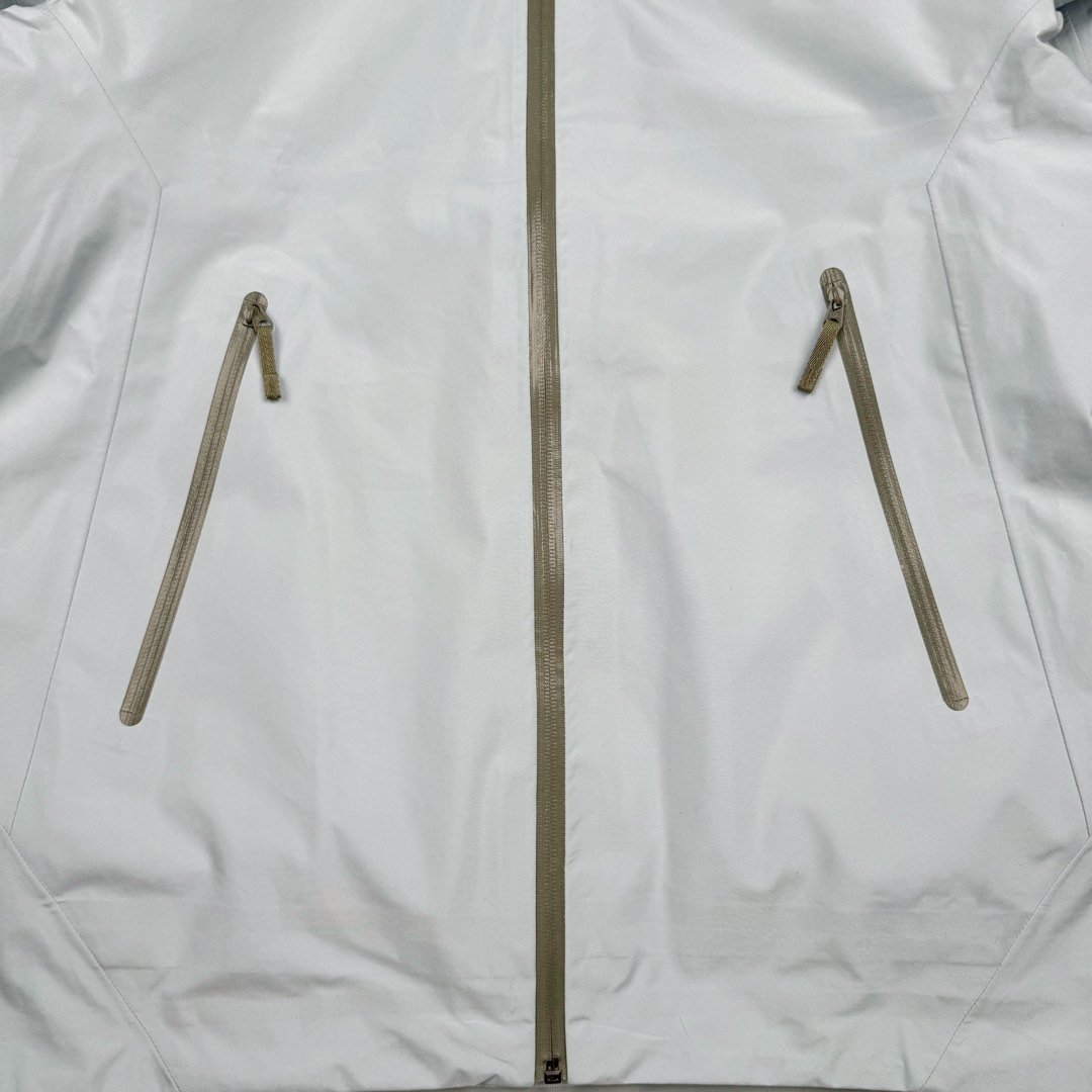 图片[10]-＃TZD Arcteryx Alpha SV 始祖鸟户外防水硬壳冲锋衣机能风拉链夹克三合一冲锋衣 羽绒内胆 双拉链 鸟家王炸款三合一冲锋衣羽绒服 一衣三穿 内胆带logo轻薄户外级羽绒服Yb四次压胶工艺 整衣3D立体仿生学设计衣长臂弯 Tri-Durance防水防雨面料 自行区别市面先行版本 强力操作推荐入手 原档案原数据开发版型 原包装原标 全套辅料定制 整衣腋下双向拉链 五金全部开模定制 吊牌书说明解析 多联水洗 这款设计简洁而通用 可提供高山环境所需的性能 采用bluesign@认证的采用带经编背衬N40P 13LGORE-TEX面料 轻薄而耐磨 防风、防水且透气 适合多种活动穿着 头盔兼容StormHood兜帽防护良好且不影响视线 插手口袋设有WaterTight拉链 便于取放物品 腋下拉链便于快速通风 拼接设计使活动自如 传统风琴交叉反向进入高山口袋设置在高位 VISLON中央正面拉链 可调节Velcro袖口魔术贴标签 兼容Zip-in 在胸前采用百灵达机器绣上了ARC TERYX徽标 多用途服装适用于多种活动和环境 高性能的简约设计 轻量而耐磨 GORE-TEX 防水、防风、透气面料可提供多面防护 -SV夹克同是Arc’teryx的明星产品 一直在高山恶劣环境中表现突出 现在功能更强大 重量更轻 尺码：S M L XL XXL-选品中心