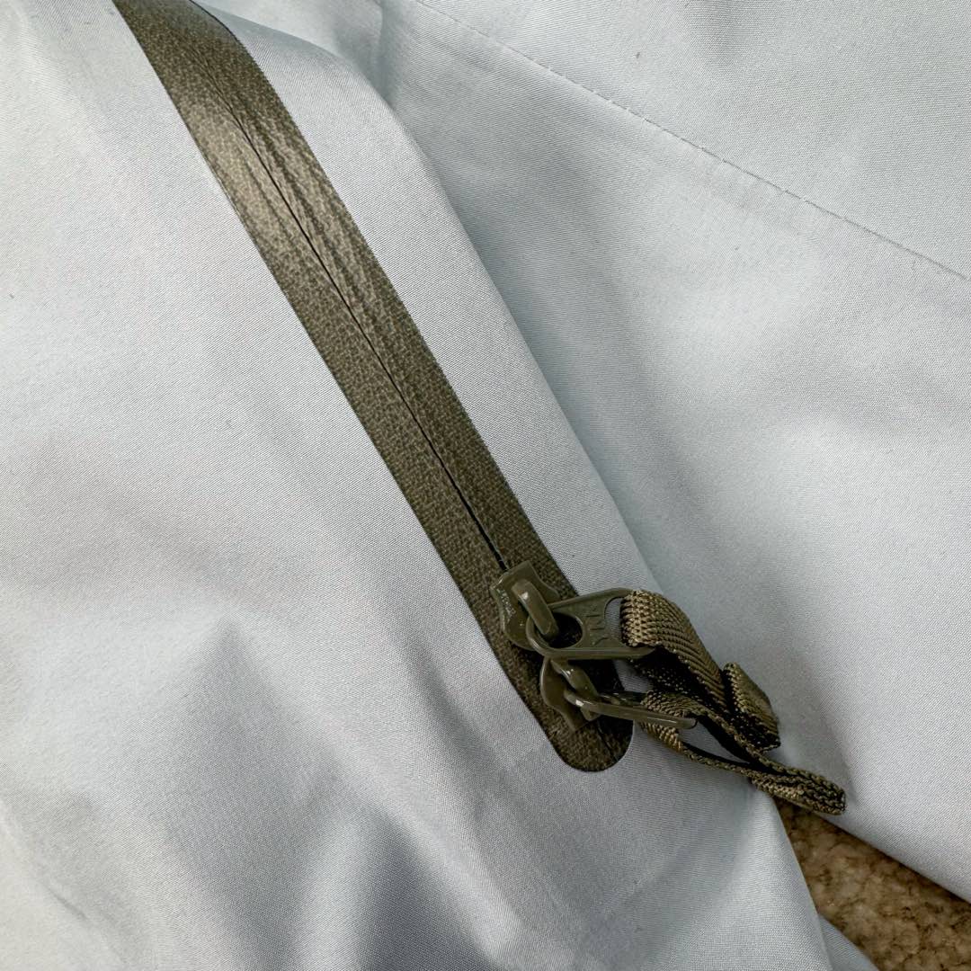 图片[14]-＃TZD Arcteryx Alpha SV 始祖鸟户外防水硬壳冲锋衣机能风拉链夹克三合一冲锋衣 羽绒内胆 双拉链 鸟家王炸款三合一冲锋衣羽绒服 一衣三穿 内胆带logo轻薄户外级羽绒服Yb四次压胶工艺 整衣3D立体仿生学设计衣长臂弯 Tri-Durance防水防雨面料 自行区别市面先行版本 强力操作推荐入手 原档案原数据开发版型 原包装原标 全套辅料定制 整衣腋下双向拉链 五金全部开模定制 吊牌书说明解析 多联水洗 这款设计简洁而通用 可提供高山环境所需的性能 采用bluesign@认证的采用带经编背衬N40P 13LGORE-TEX面料 轻薄而耐磨 防风、防水且透气 适合多种活动穿着 头盔兼容StormHood兜帽防护良好且不影响视线 插手口袋设有WaterTight拉链 便于取放物品 腋下拉链便于快速通风 拼接设计使活动自如 传统风琴交叉反向进入高山口袋设置在高位 VISLON中央正面拉链 可调节Velcro袖口魔术贴标签 兼容Zip-in 在胸前采用百灵达机器绣上了ARC TERYX徽标 多用途服装适用于多种活动和环境 高性能的简约设计 轻量而耐磨 GORE-TEX 防水、防风、透气面料可提供多面防护 -SV夹克同是Arc’teryx的明星产品 一直在高山恶劣环境中表现突出 现在功能更强大 重量更轻 尺码：S M L XL XXL-选品中心