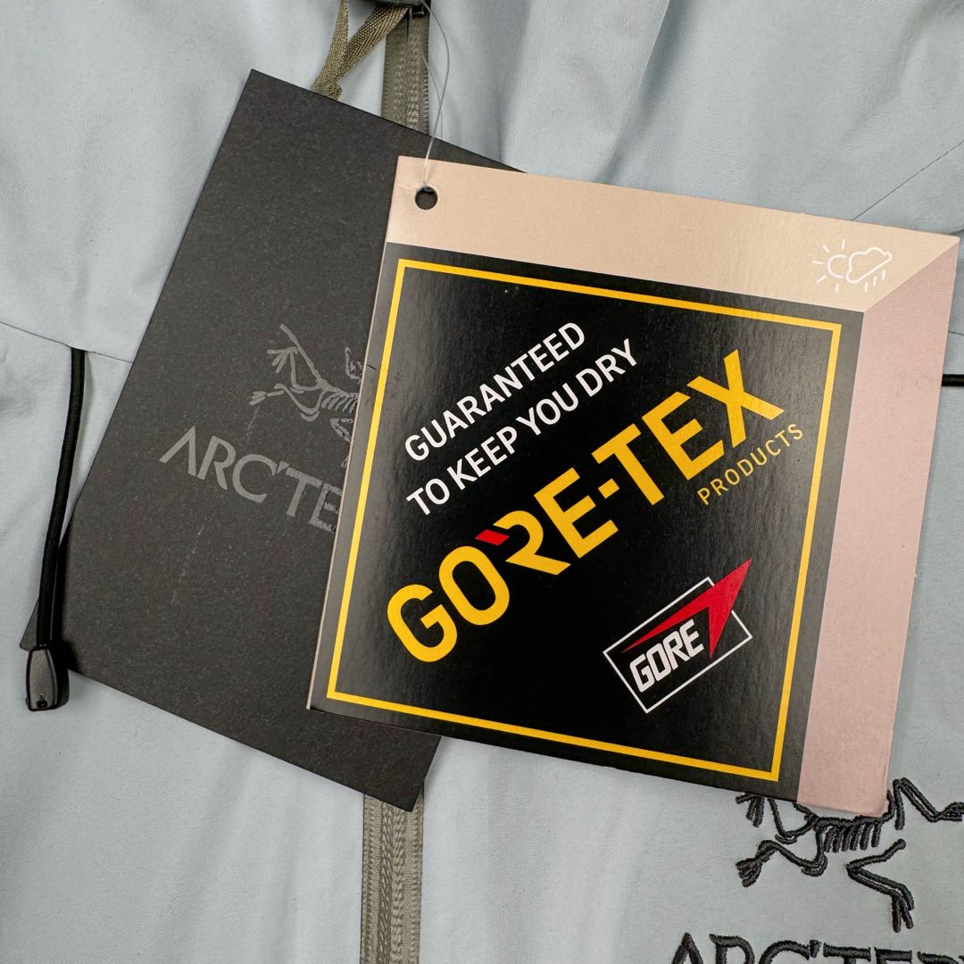 图片[17]-＃TZD Arcteryx Alpha SV 始祖鸟户外防水硬壳冲锋衣机能风拉链夹克三合一冲锋衣 羽绒内胆 双拉链 鸟家王炸款三合一冲锋衣羽绒服 一衣三穿 内胆带logo轻薄户外级羽绒服Yb四次压胶工艺 整衣3D立体仿生学设计衣长臂弯 Tri-Durance防水防雨面料 自行区别市面先行版本 强力操作推荐入手 原档案原数据开发版型 原包装原标 全套辅料定制 整衣腋下双向拉链 五金全部开模定制 吊牌书说明解析 多联水洗 这款设计简洁而通用 可提供高山环境所需的性能 采用bluesign@认证的采用带经编背衬N40P 13LGORE-TEX面料 轻薄而耐磨 防风、防水且透气 适合多种活动穿着 头盔兼容StormHood兜帽防护良好且不影响视线 插手口袋设有WaterTight拉链 便于取放物品 腋下拉链便于快速通风 拼接设计使活动自如 传统风琴交叉反向进入高山口袋设置在高位 VISLON中央正面拉链 可调节Velcro袖口魔术贴标签 兼容Zip-in 在胸前采用百灵达机器绣上了ARC TERYX徽标 多用途服装适用于多种活动和环境 高性能的简约设计 轻量而耐磨 GORE-TEX 防水、防风、透气面料可提供多面防护 -SV夹克同是Arc’teryx的明星产品 一直在高山恶劣环境中表现突出 现在功能更强大 重量更轻 尺码：S M L XL XXL-选品中心