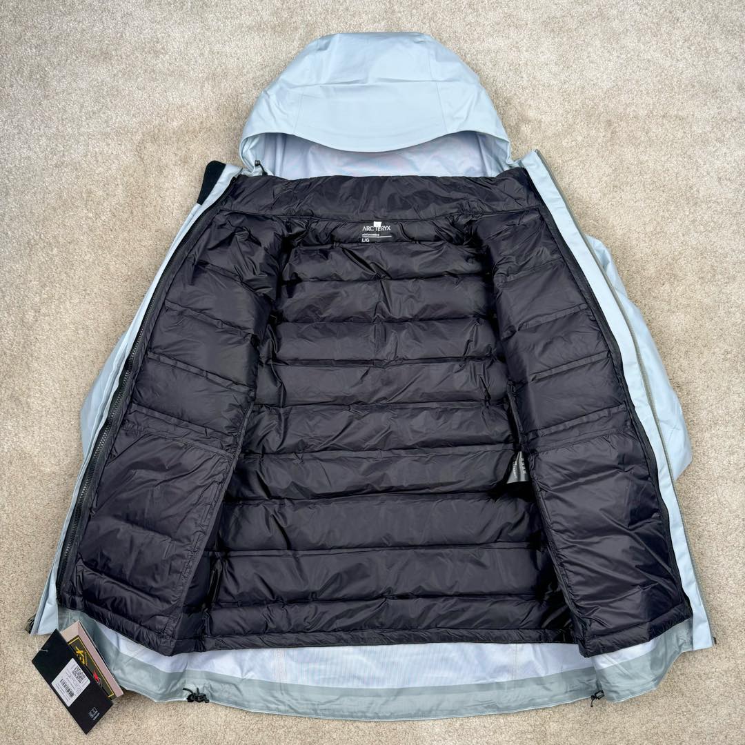 图片[5]-＃TZD Arcteryx Alpha SV 始祖鸟户外防水硬壳冲锋衣机能风拉链夹克三合一冲锋衣 羽绒内胆 双拉链 鸟家王炸款三合一冲锋衣羽绒服 一衣三穿 内胆带logo轻薄户外级羽绒服Yb四次压胶工艺 整衣3D立体仿生学设计衣长臂弯 Tri-Durance防水防雨面料 自行区别市面先行版本 强力操作推荐入手 原档案原数据开发版型 原包装原标 全套辅料定制 整衣腋下双向拉链 五金全部开模定制 吊牌书说明解析 多联水洗 这款设计简洁而通用 可提供高山环境所需的性能 采用bluesign@认证的采用带经编背衬N40P 13LGORE-TEX面料 轻薄而耐磨 防风、防水且透气 适合多种活动穿着 头盔兼容StormHood兜帽防护良好且不影响视线 插手口袋设有WaterTight拉链 便于取放物品 腋下拉链便于快速通风 拼接设计使活动自如 传统风琴交叉反向进入高山口袋设置在高位 VISLON中央正面拉链 可调节Velcro袖口魔术贴标签 兼容Zip-in 在胸前采用百灵达机器绣上了ARC TERYX徽标 多用途服装适用于多种活动和环境 高性能的简约设计 轻量而耐磨 GORE-TEX 防水、防风、透气面料可提供多面防护 -SV夹克同是Arc’teryx的明星产品 一直在高山恶劣环境中表现突出 现在功能更强大 重量更轻 尺码：S M L XL XXL-选品中心