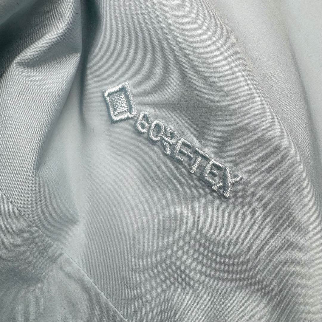 图片[15]-＃TZD Arcteryx Alpha SV 始祖鸟户外防水硬壳冲锋衣机能风拉链夹克三合一冲锋衣 羽绒内胆 双拉链 鸟家王炸款三合一冲锋衣羽绒服 一衣三穿 内胆带logo轻薄户外级羽绒服Yb四次压胶工艺 整衣3D立体仿生学设计衣长臂弯 Tri-Durance防水防雨面料 自行区别市面先行版本 强力操作推荐入手 原档案原数据开发版型 原包装原标 全套辅料定制 整衣腋下双向拉链 五金全部开模定制 吊牌书说明解析 多联水洗 这款设计简洁而通用 可提供高山环境所需的性能 采用bluesign@认证的采用带经编背衬N40P 13LGORE-TEX面料 轻薄而耐磨 防风、防水且透气 适合多种活动穿着 头盔兼容StormHood兜帽防护良好且不影响视线 插手口袋设有WaterTight拉链 便于取放物品 腋下拉链便于快速通风 拼接设计使活动自如 传统风琴交叉反向进入高山口袋设置在高位 VISLON中央正面拉链 可调节Velcro袖口魔术贴标签 兼容Zip-in 在胸前采用百灵达机器绣上了ARC TERYX徽标 多用途服装适用于多种活动和环境 高性能的简约设计 轻量而耐磨 GORE-TEX 防水、防风、透气面料可提供多面防护 -SV夹克同是Arc’teryx的明星产品 一直在高山恶劣环境中表现突出 现在功能更强大 重量更轻 尺码：S M L XL XXL-选品中心