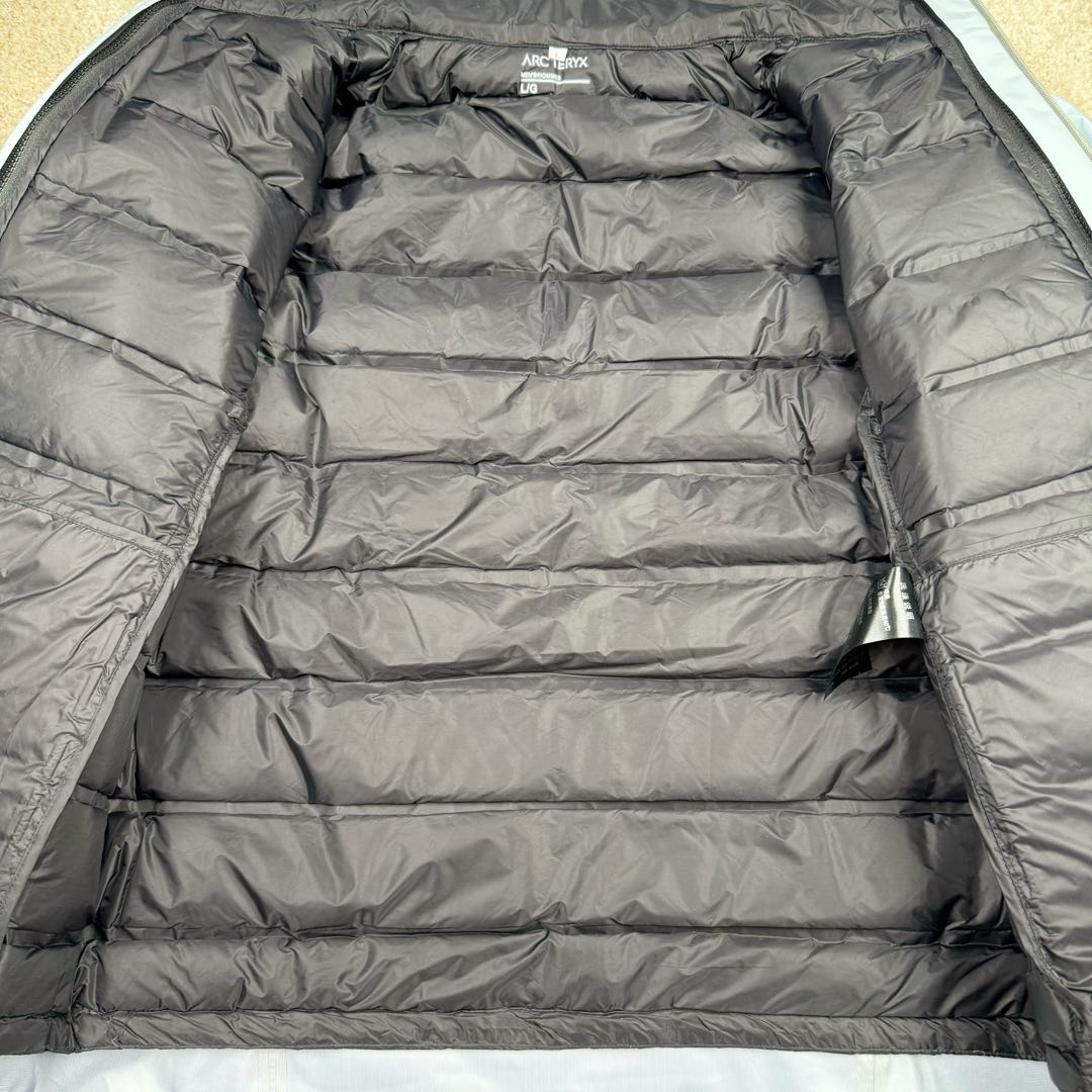 图片[12]-＃TZD Arcteryx Alpha SV 始祖鸟户外防水硬壳冲锋衣机能风拉链夹克三合一冲锋衣 羽绒内胆 双拉链 鸟家王炸款三合一冲锋衣羽绒服 一衣三穿 内胆带logo轻薄户外级羽绒服Yb四次压胶工艺 整衣3D立体仿生学设计衣长臂弯 Tri-Durance防水防雨面料 自行区别市面先行版本 强力操作推荐入手 原档案原数据开发版型 原包装原标 全套辅料定制 整衣腋下双向拉链 五金全部开模定制 吊牌书说明解析 多联水洗 这款设计简洁而通用 可提供高山环境所需的性能 采用bluesign@认证的采用带经编背衬N40P 13LGORE-TEX面料 轻薄而耐磨 防风、防水且透气 适合多种活动穿着 头盔兼容StormHood兜帽防护良好且不影响视线 插手口袋设有WaterTight拉链 便于取放物品 腋下拉链便于快速通风 拼接设计使活动自如 传统风琴交叉反向进入高山口袋设置在高位 VISLON中央正面拉链 可调节Velcro袖口魔术贴标签 兼容Zip-in 在胸前采用百灵达机器绣上了ARC TERYX徽标 多用途服装适用于多种活动和环境 高性能的简约设计 轻量而耐磨 GORE-TEX 防水、防风、透气面料可提供多面防护 -SV夹克同是Arc’teryx的明星产品 一直在高山恶劣环境中表现突出 现在功能更强大 重量更轻 尺码：S M L XL XXL-选品中心