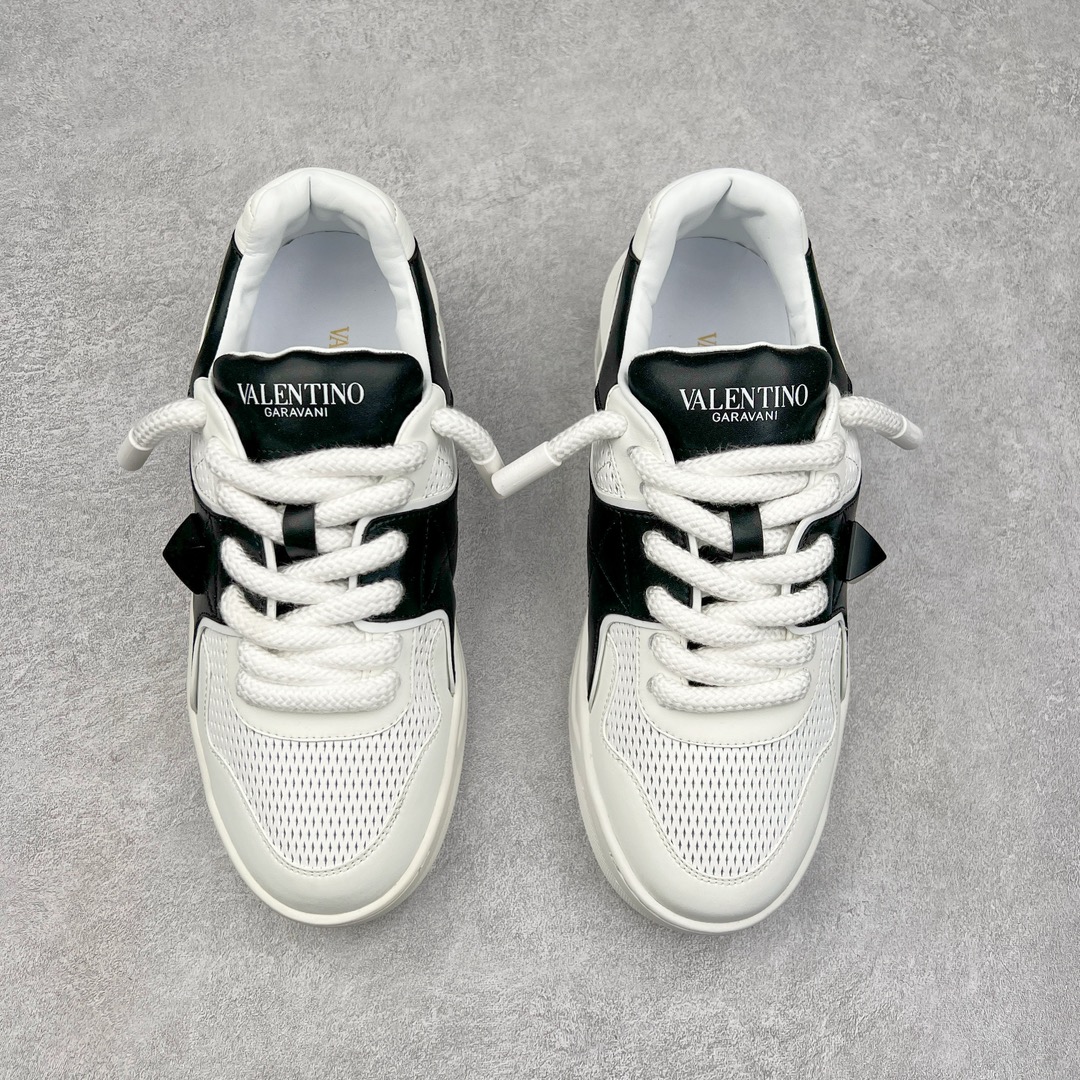 图片[2]-Valentino 华伦天奴 新款休闲鞋2023最新款 走秀情侣爆款 粗鞋带 休闲鞋 ，Elsa Hosk张艺兴 关晓彤等众多明星同款 pink pp系列芭比粉被eanor Hosk 穿出了不一样的随性和时髦 阿那亚大秀可谓是刷爆了时尚圈！鞋面全油边 面料：定制牛皮+冲孔工艺，独家开模TPU大底 全套包装 尺码：35 36 37 38 39 40 41 42 43 44 45-选品中心