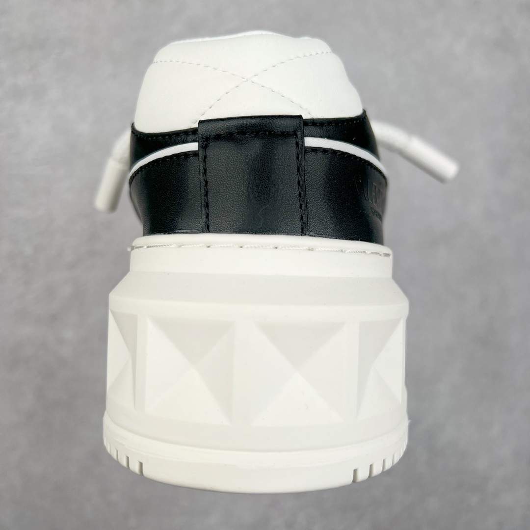 图片[8]-Valentino 华伦天奴 新款休闲鞋2023最新款 走秀情侣爆款 粗鞋带 休闲鞋 ，Elsa Hosk张艺兴 关晓彤等众多明星同款 pink pp系列芭比粉被eanor Hosk 穿出了不一样的随性和时髦 阿那亚大秀可谓是刷爆了时尚圈！鞋面全油边 面料：定制牛皮+冲孔工艺，独家开模TPU大底 全套包装 尺码：35 36 37 38 39 40 41 42 43 44 45-选品中心