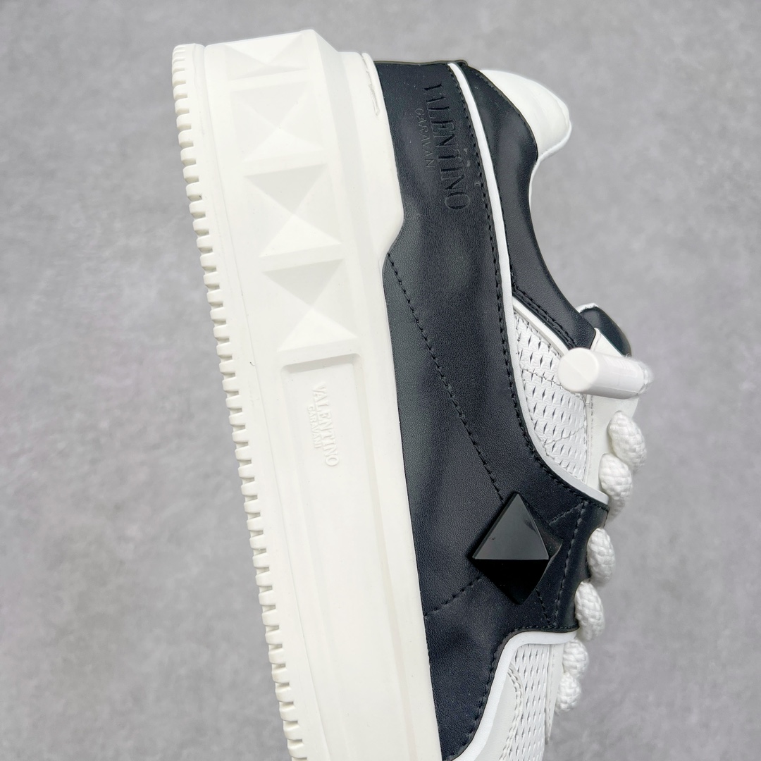 图片[6]-Valentino 华伦天奴 新款休闲鞋2023最新款 走秀情侣爆款 粗鞋带 休闲鞋 ，Elsa Hosk张艺兴 关晓彤等众多明星同款 pink pp系列芭比粉被eanor Hosk 穿出了不一样的随性和时髦 阿那亚大秀可谓是刷爆了时尚圈！鞋面全油边 面料：定制牛皮+冲孔工艺，独家开模TPU大底 全套包装 尺码：35 36 37 38 39 40 41 42 43 44 45-选品中心