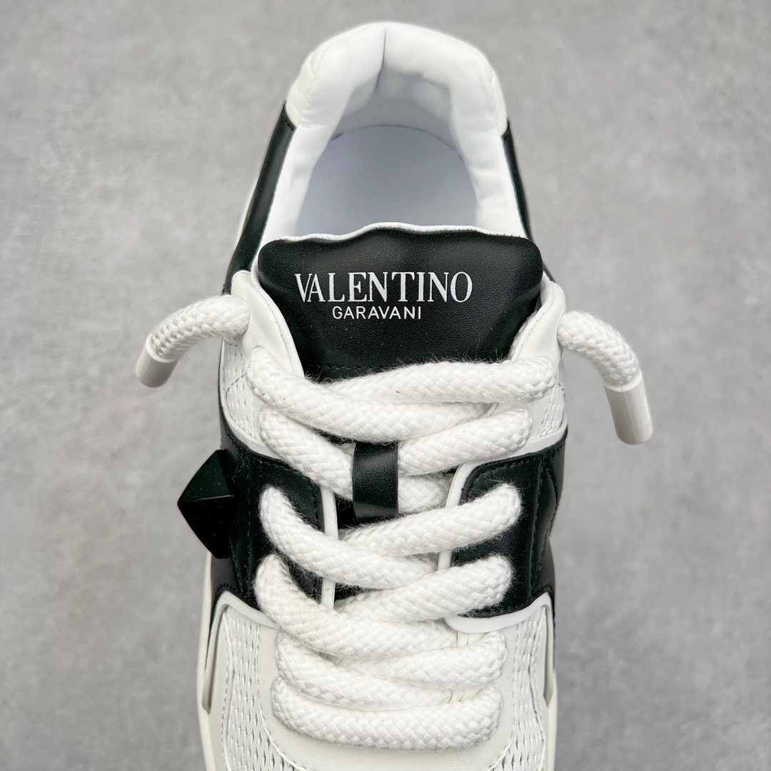 图片[5]-Valentino 华伦天奴 新款休闲鞋2023最新款 走秀情侣爆款 粗鞋带 休闲鞋 ，Elsa Hosk张艺兴 关晓彤等众多明星同款 pink pp系列芭比粉被eanor Hosk 穿出了不一样的随性和时髦 阿那亚大秀可谓是刷爆了时尚圈！鞋面全油边 面料：定制牛皮+冲孔工艺，独家开模TPU大底 全套包装 尺码：35 36 37 38 39 40 41 42 43 44 45-选品中心