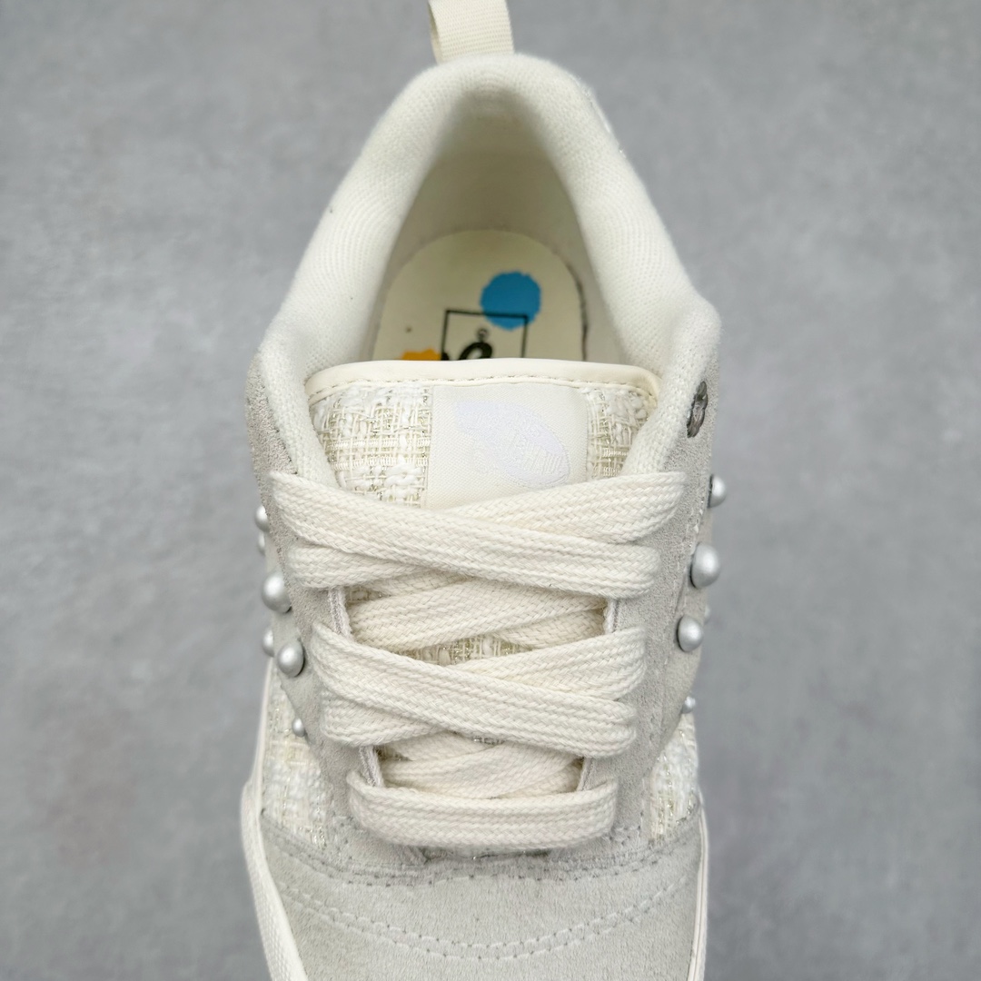 图片[5]-Vans Knu Skool x 张权联名蛇年限定 珍珠波点小香风休闲面包鞋 艺术家张权以贪吃蛇为设计灵感 为万斯设计了蛇年限定款 采用小香风和麂皮拼接材质 珍珠侧边条纹 定制金属鞋带孔 珍珠大小略微不同 勾画出更和谐的线条感 巧思满满 珍珠和小香风的组合 千金氛围感十足 货号：VN000D22QC5 尺码：35 36 36.5 37 38 38.5 39 40 40.5 41 42 42.5 43 44 45 工艺：硫化1：1（重量1：1、真标、原钢印、材质标、鞋型标、合格证）-选品中心