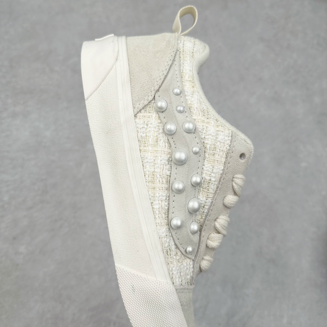 图片[6]-Vans Knu Skool x 张权联名蛇年限定 珍珠波点小香风休闲面包鞋 艺术家张权以贪吃蛇为设计灵感 为万斯设计了蛇年限定款 采用小香风和麂皮拼接材质 珍珠侧边条纹 定制金属鞋带孔 珍珠大小略微不同 勾画出更和谐的线条感 巧思满满 珍珠和小香风的组合 千金氛围感十足 货号：VN000D22QC5 尺码：35 36 36.5 37 38 38.5 39 40 40.5 41 42 42.5 43 44 45 工艺：硫化1：1（重量1：1、真标、原钢印、材质标、鞋型标、合格证）-选品中心