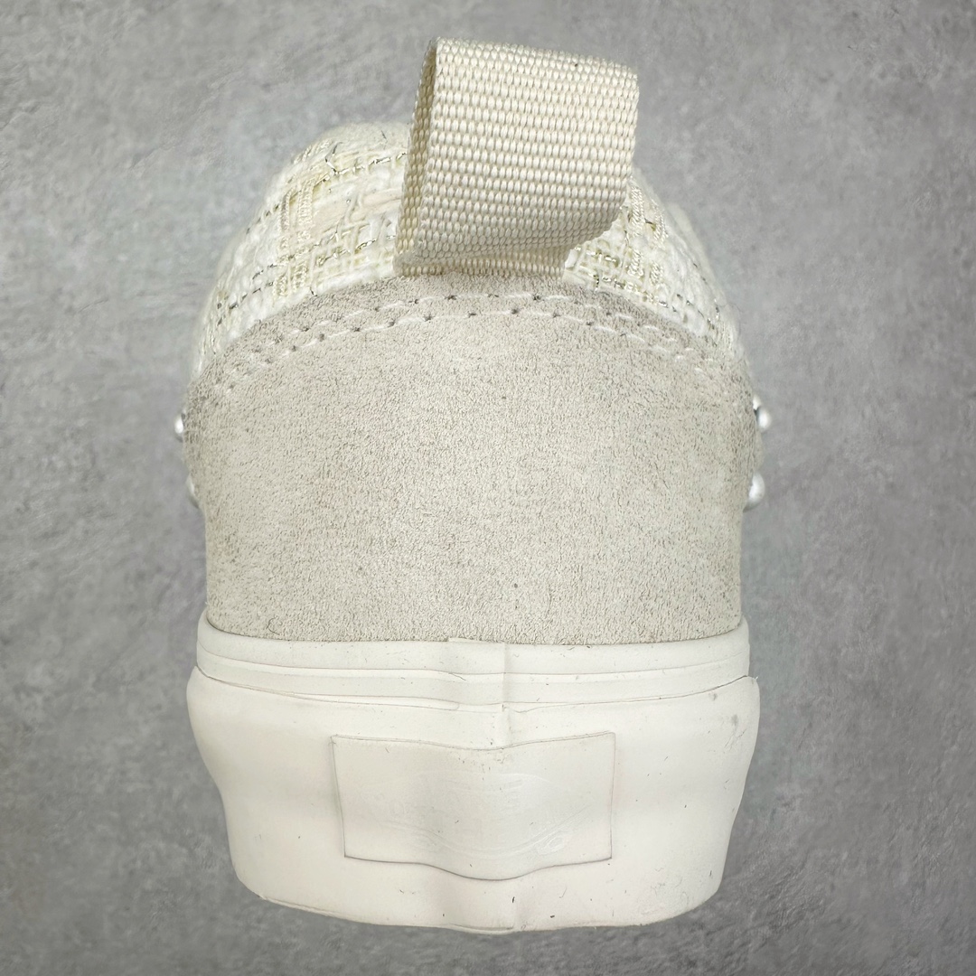 图片[8]-Vans Knu Skool x 张权联名蛇年限定 珍珠波点小香风休闲面包鞋 艺术家张权以贪吃蛇为设计灵感 为万斯设计了蛇年限定款 采用小香风和麂皮拼接材质 珍珠侧边条纹 定制金属鞋带孔 珍珠大小略微不同 勾画出更和谐的线条感 巧思满满 珍珠和小香风的组合 千金氛围感十足 货号：VN000D22QC5 尺码：35 36 36.5 37 38 38.5 39 40 40.5 41 42 42.5 43 44 45 工艺：硫化1：1（重量1：1、真标、原钢印、材质标、鞋型标、合格证）-选品中心