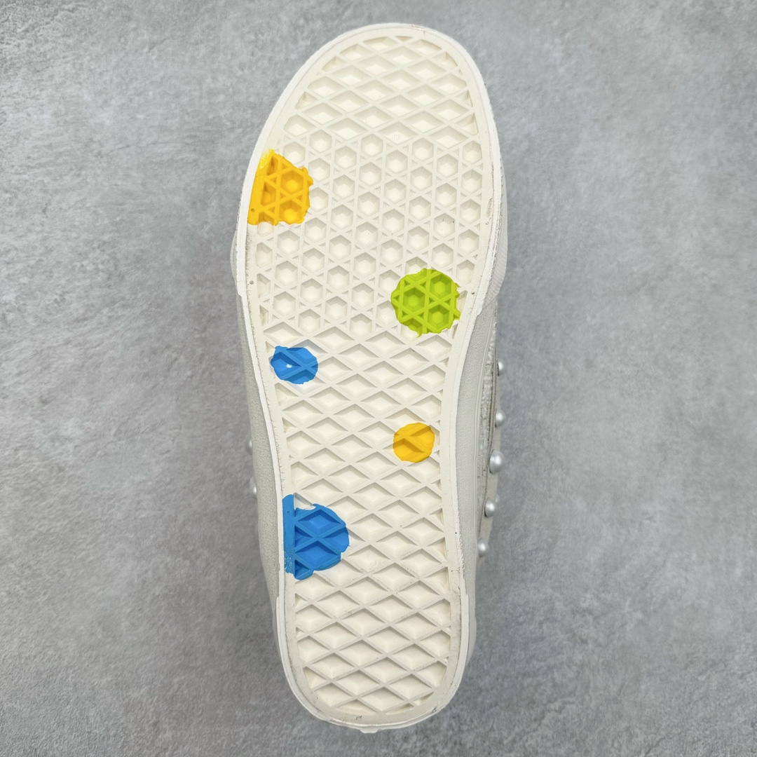 图片[9]-Vans Knu Skool x 张权联名蛇年限定 珍珠波点小香风休闲面包鞋 艺术家张权以贪吃蛇为设计灵感 为万斯设计了蛇年限定款 采用小香风和麂皮拼接材质 珍珠侧边条纹 定制金属鞋带孔 珍珠大小略微不同 勾画出更和谐的线条感 巧思满满 珍珠和小香风的组合 千金氛围感十足 货号：VN000D22QC5 尺码：35 36 36.5 37 38 38.5 39 40 40.5 41 42 42.5 43 44 45 工艺：硫化1：1（重量1：1、真标、原钢印、材质标、鞋型标、合格证）-选品中心