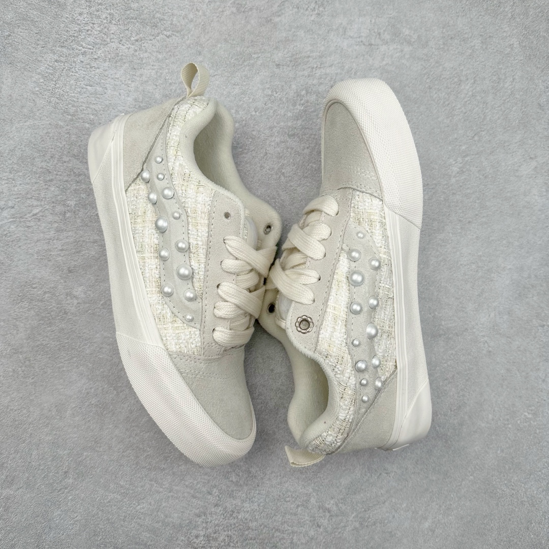 图片[3]-Vans Knu Skool x 张权联名蛇年限定 珍珠波点小香风休闲面包鞋 艺术家张权以贪吃蛇为设计灵感 为万斯设计了蛇年限定款 采用小香风和麂皮拼接材质 珍珠侧边条纹 定制金属鞋带孔 珍珠大小略微不同 勾画出更和谐的线条感 巧思满满 珍珠和小香风的组合 千金氛围感十足 货号：VN000D22QC5 尺码：35 36 36.5 37 38 38.5 39 40 40.5 41 42 42.5 43 44 45 工艺：硫化1：1（重量1：1、真标、原钢印、材质标、鞋型标、合格证）-选品中心