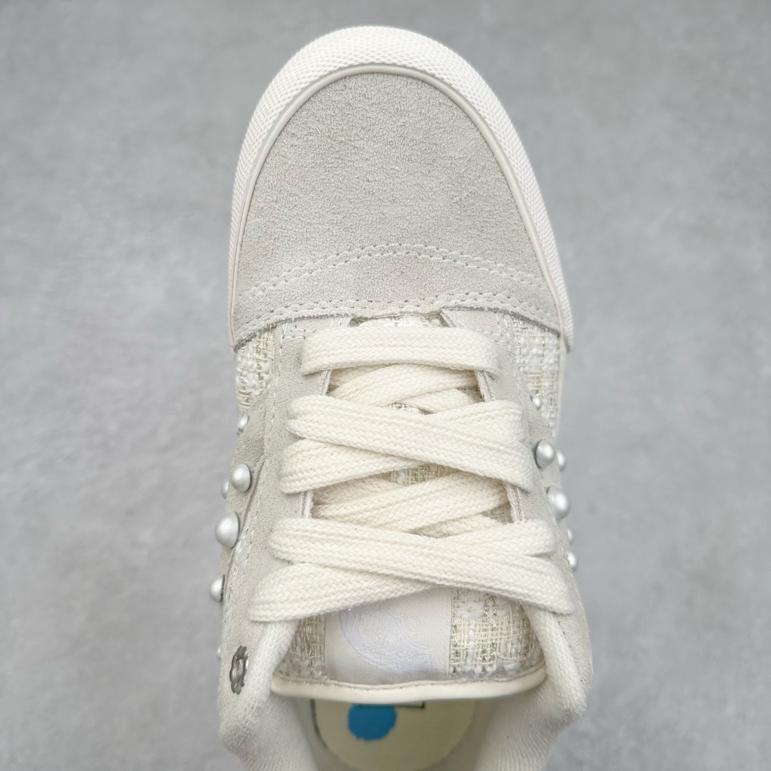 图片[4]-Vans Knu Skool x 张权联名蛇年限定 珍珠波点小香风休闲面包鞋 艺术家张权以贪吃蛇为设计灵感 为万斯设计了蛇年限定款 采用小香风和麂皮拼接材质 珍珠侧边条纹 定制金属鞋带孔 珍珠大小略微不同 勾画出更和谐的线条感 巧思满满 珍珠和小香风的组合 千金氛围感十足 货号：VN000D22QC5 尺码：35 36 36.5 37 38 38.5 39 40 40.5 41 42 42.5 43 44 45 工艺：硫化1：1（重量1：1、真标、原钢印、材质标、鞋型标、合格证）-选品中心