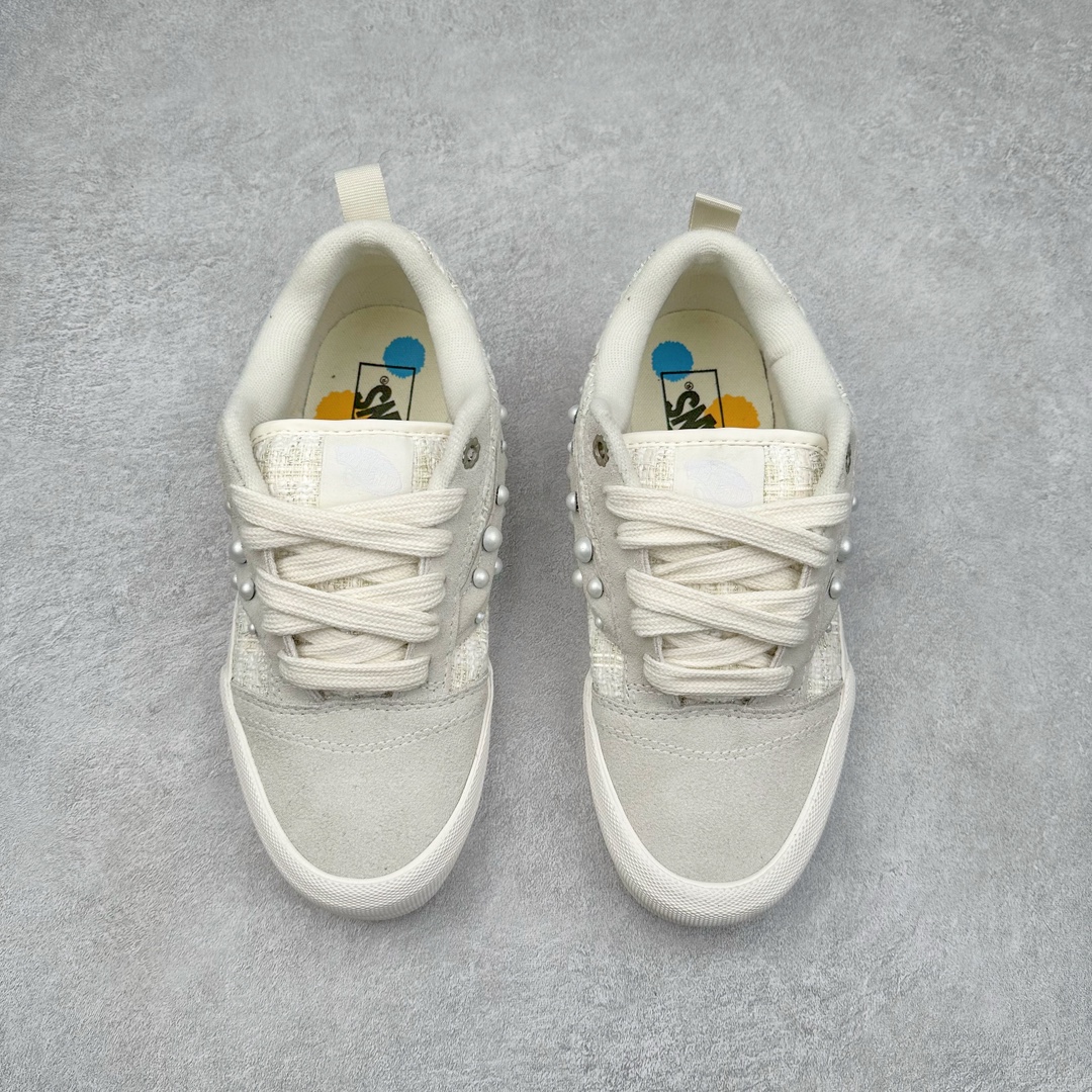 图片[2]-Vans Knu Skool x 张权联名蛇年限定 珍珠波点小香风休闲面包鞋 艺术家张权以贪吃蛇为设计灵感 为万斯设计了蛇年限定款 采用小香风和麂皮拼接材质 珍珠侧边条纹 定制金属鞋带孔 珍珠大小略微不同 勾画出更和谐的线条感 巧思满满 珍珠和小香风的组合 千金氛围感十足 货号：VN000D22QC5 尺码：35 36 36.5 37 38 38.5 39 40 40.5 41 42 42.5 43 44 45 工艺：硫化1：1（重量1：1、真标、原钢印、材质标、鞋型标、合格证）-选品中心