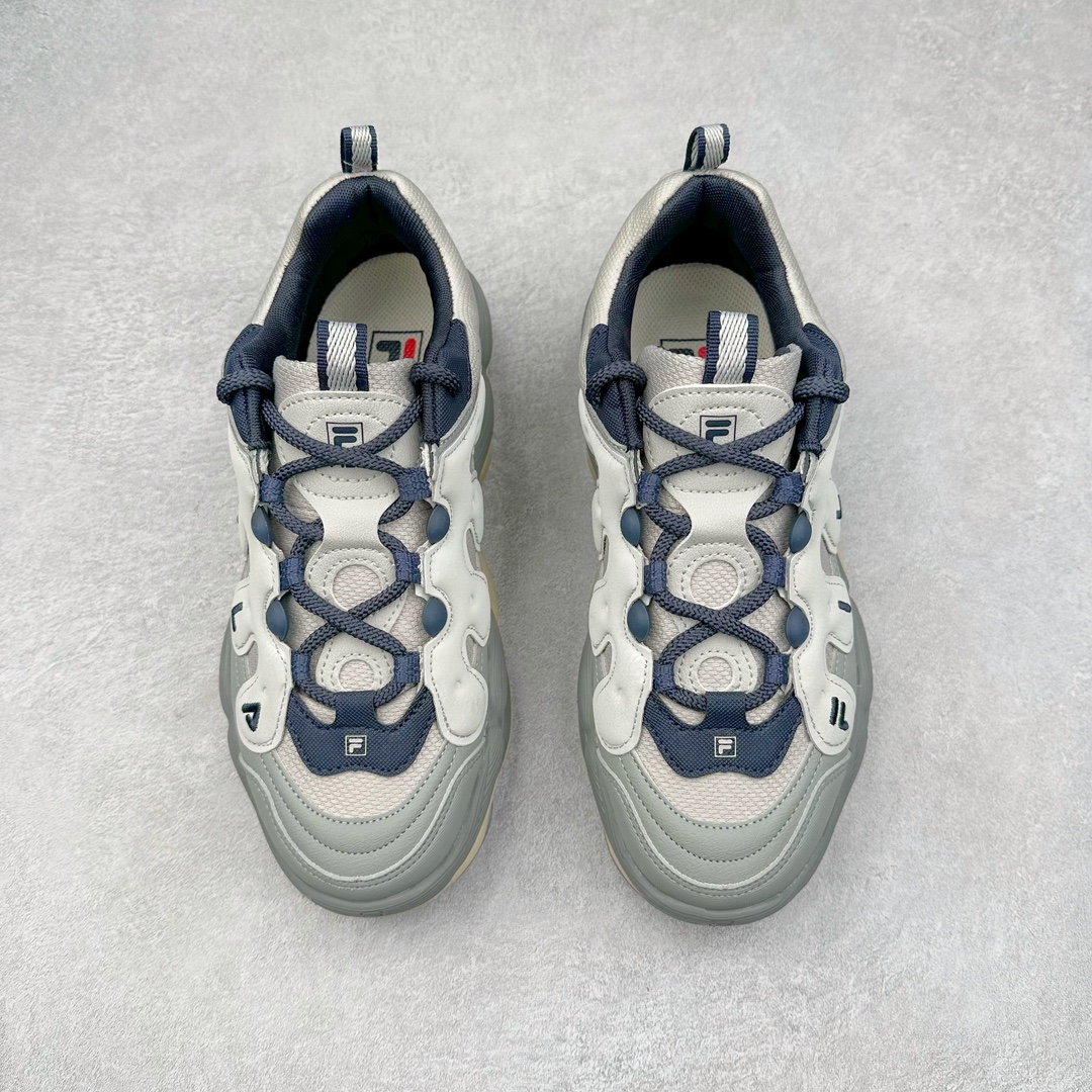 图片[2]-FILA PEASE 斐乐豌豆鞋舒适百搭防滑耐磨低帮生活休闲鞋老爹鞋 FILA的植物系穿搭深谙潮流之道，Clean-Fit的清新风格深深影响着City Boys & Girls。豌豆鞋的外观可谓一眼入魂，设计灵感来源于豌豆荚碱水面包，在鞋廓形保留薄款面包鞋DNA的基础上，发展并创新“面包鞋”风格，如垂挂豆子的鞋面，双层双色中底的鞋底都为这双鞋增添了独特的辨识度。独有的圆鼓豌豆形鞋面设计，鞋面革料做鼓，犹如一颗颗垂挂的豆子，圆润可爱，充满趣味；双层豌豆荚中底设计上层轻能发泡豆荚，下层柔能发泡豌豆形中底，打造圆润软弹、形象有趣的豌豆荚中底。饱满的外形带来温暖质感，上脚圆润，凸显腿部线条，时尚百搭。作为今年秋冬的出街鞋款，实在太合适不过了。豌豆鞋不仅外观令人过目不忘，并且脚感出众，独家的发泡材料提供了轻质软弹的舒适度，即便日行两万步也不会觉得疲惫，同时适应各种穿着场合，轻松搭配各种服饰。尺码：36 36.5 37.5 38 38.5 39 40 40.5 41 42 42.5 43 44 44.5 45-选品中心