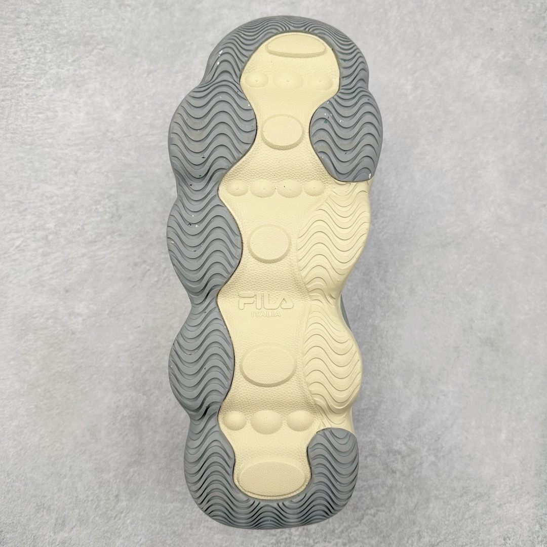 图片[9]-FILA PEASE 斐乐豌豆鞋舒适百搭防滑耐磨低帮生活休闲鞋老爹鞋 FILA的植物系穿搭深谙潮流之道，Clean-Fit的清新风格深深影响着City Boys & Girls。豌豆鞋的外观可谓一眼入魂，设计灵感来源于豌豆荚碱水面包，在鞋廓形保留薄款面包鞋DNA的基础上，发展并创新“面包鞋”风格，如垂挂豆子的鞋面，双层双色中底的鞋底都为这双鞋增添了独特的辨识度。独有的圆鼓豌豆形鞋面设计，鞋面革料做鼓，犹如一颗颗垂挂的豆子，圆润可爱，充满趣味；双层豌豆荚中底设计上层轻能发泡豆荚，下层柔能发泡豌豆形中底，打造圆润软弹、形象有趣的豌豆荚中底。饱满的外形带来温暖质感，上脚圆润，凸显腿部线条，时尚百搭。作为今年秋冬的出街鞋款，实在太合适不过了。豌豆鞋不仅外观令人过目不忘，并且脚感出众，独家的发泡材料提供了轻质软弹的舒适度，即便日行两万步也不会觉得疲惫，同时适应各种穿着场合，轻松搭配各种服饰。尺码：36 36.5 37.5 38 38.5 39 40 40.5 41 42 42.5 43 44 44.5 45-选品中心