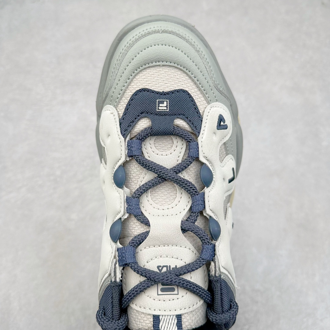 图片[4]-FILA PEASE 斐乐豌豆鞋舒适百搭防滑耐磨低帮生活休闲鞋老爹鞋 FILA的植物系穿搭深谙潮流之道，Clean-Fit的清新风格深深影响着City Boys & Girls。豌豆鞋的外观可谓一眼入魂，设计灵感来源于豌豆荚碱水面包，在鞋廓形保留薄款面包鞋DNA的基础上，发展并创新“面包鞋”风格，如垂挂豆子的鞋面，双层双色中底的鞋底都为这双鞋增添了独特的辨识度。独有的圆鼓豌豆形鞋面设计，鞋面革料做鼓，犹如一颗颗垂挂的豆子，圆润可爱，充满趣味；双层豌豆荚中底设计上层轻能发泡豆荚，下层柔能发泡豌豆形中底，打造圆润软弹、形象有趣的豌豆荚中底。饱满的外形带来温暖质感，上脚圆润，凸显腿部线条，时尚百搭。作为今年秋冬的出街鞋款，实在太合适不过了。豌豆鞋不仅外观令人过目不忘，并且脚感出众，独家的发泡材料提供了轻质软弹的舒适度，即便日行两万步也不会觉得疲惫，同时适应各种穿着场合，轻松搭配各种服饰。尺码：36 36.5 37.5 38 38.5 39 40 40.5 41 42 42.5 43 44 44.5 45-选品中心