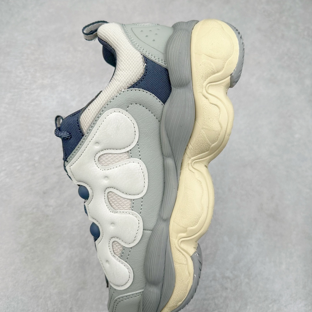 图片[7]-FILA PEASE 斐乐豌豆鞋舒适百搭防滑耐磨低帮生活休闲鞋老爹鞋 FILA的植物系穿搭深谙潮流之道，Clean-Fit的清新风格深深影响着City Boys & Girls。豌豆鞋的外观可谓一眼入魂，设计灵感来源于豌豆荚碱水面包，在鞋廓形保留薄款面包鞋DNA的基础上，发展并创新“面包鞋”风格，如垂挂豆子的鞋面，双层双色中底的鞋底都为这双鞋增添了独特的辨识度。独有的圆鼓豌豆形鞋面设计，鞋面革料做鼓，犹如一颗颗垂挂的豆子，圆润可爱，充满趣味；双层豌豆荚中底设计上层轻能发泡豆荚，下层柔能发泡豌豆形中底，打造圆润软弹、形象有趣的豌豆荚中底。饱满的外形带来温暖质感，上脚圆润，凸显腿部线条，时尚百搭。作为今年秋冬的出街鞋款，实在太合适不过了。豌豆鞋不仅外观令人过目不忘，并且脚感出众，独家的发泡材料提供了轻质软弹的舒适度，即便日行两万步也不会觉得疲惫，同时适应各种穿着场合，轻松搭配各种服饰。尺码：36 36.5 37.5 38 38.5 39 40 40.5 41 42 42.5 43 44 44.5 45-选品中心