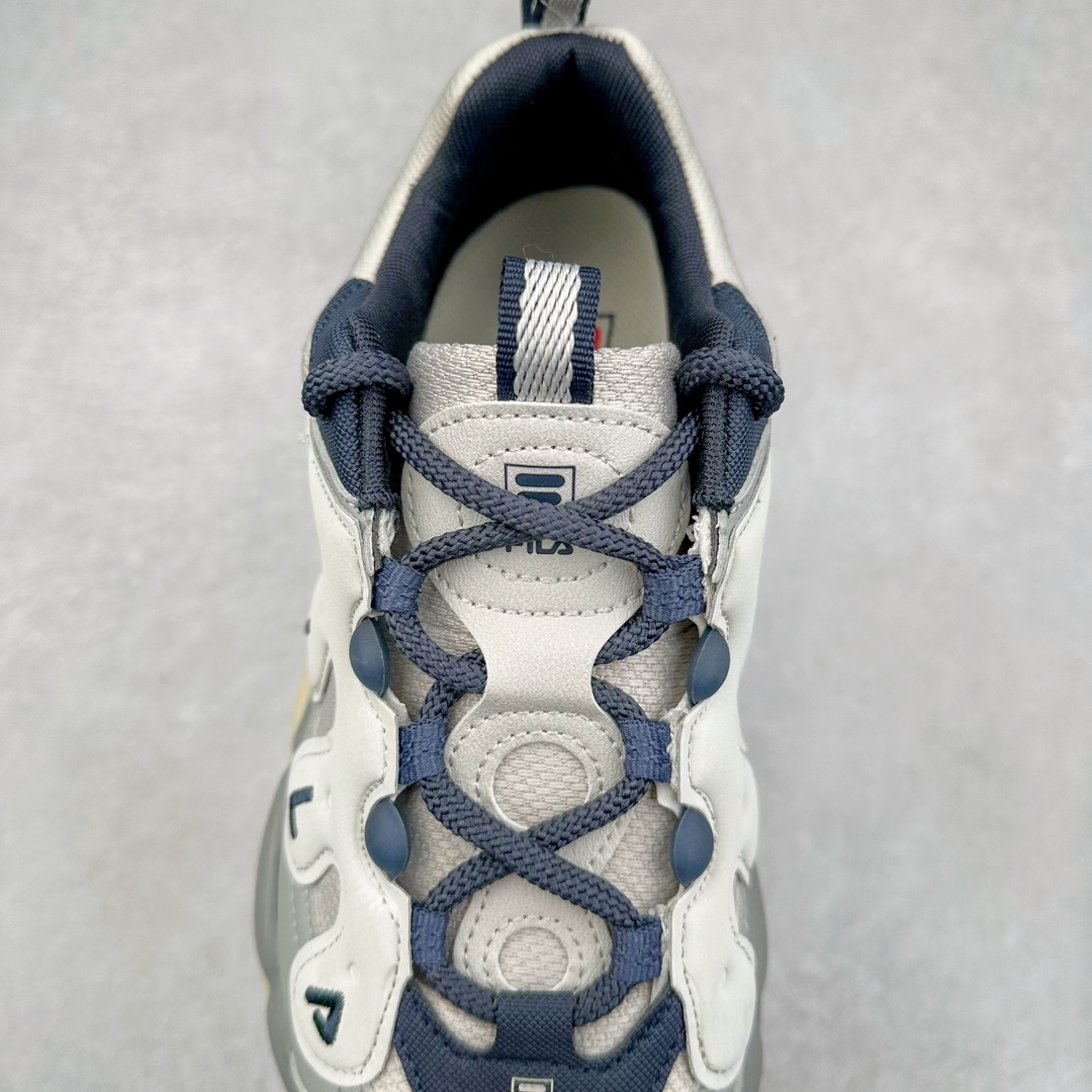 图片[5]-FILA PEASE 斐乐豌豆鞋舒适百搭防滑耐磨低帮生活休闲鞋老爹鞋 FILA的植物系穿搭深谙潮流之道，Clean-Fit的清新风格深深影响着City Boys & Girls。豌豆鞋的外观可谓一眼入魂，设计灵感来源于豌豆荚碱水面包，在鞋廓形保留薄款面包鞋DNA的基础上，发展并创新“面包鞋”风格，如垂挂豆子的鞋面，双层双色中底的鞋底都为这双鞋增添了独特的辨识度。独有的圆鼓豌豆形鞋面设计，鞋面革料做鼓，犹如一颗颗垂挂的豆子，圆润可爱，充满趣味；双层豌豆荚中底设计上层轻能发泡豆荚，下层柔能发泡豌豆形中底，打造圆润软弹、形象有趣的豌豆荚中底。饱满的外形带来温暖质感，上脚圆润，凸显腿部线条，时尚百搭。作为今年秋冬的出街鞋款，实在太合适不过了。豌豆鞋不仅外观令人过目不忘，并且脚感出众，独家的发泡材料提供了轻质软弹的舒适度，即便日行两万步也不会觉得疲惫，同时适应各种穿着场合，轻松搭配各种服饰。尺码：36 36.5 37.5 38 38.5 39 40 40.5 41 42 42.5 43 44 44.5 45-选品中心