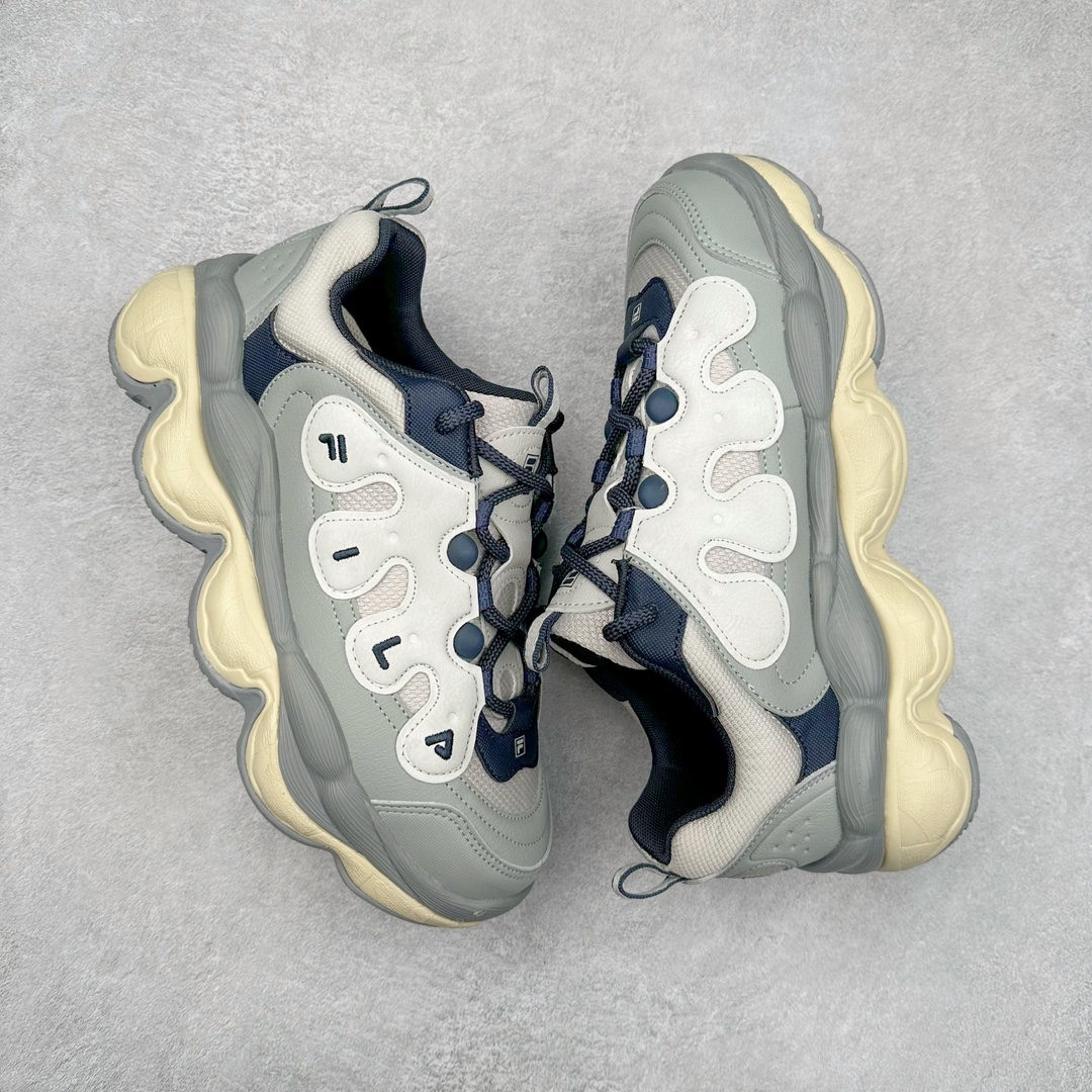 图片[3]-FILA PEASE 斐乐豌豆鞋舒适百搭防滑耐磨低帮生活休闲鞋老爹鞋 FILA的植物系穿搭深谙潮流之道，Clean-Fit的清新风格深深影响着City Boys & Girls。豌豆鞋的外观可谓一眼入魂，设计灵感来源于豌豆荚碱水面包，在鞋廓形保留薄款面包鞋DNA的基础上，发展并创新“面包鞋”风格，如垂挂豆子的鞋面，双层双色中底的鞋底都为这双鞋增添了独特的辨识度。独有的圆鼓豌豆形鞋面设计，鞋面革料做鼓，犹如一颗颗垂挂的豆子，圆润可爱，充满趣味；双层豌豆荚中底设计上层轻能发泡豆荚，下层柔能发泡豌豆形中底，打造圆润软弹、形象有趣的豌豆荚中底。饱满的外形带来温暖质感，上脚圆润，凸显腿部线条，时尚百搭。作为今年秋冬的出街鞋款，实在太合适不过了。豌豆鞋不仅外观令人过目不忘，并且脚感出众，独家的发泡材料提供了轻质软弹的舒适度，即便日行两万步也不会觉得疲惫，同时适应各种穿着场合，轻松搭配各种服饰。尺码：36 36.5 37.5 38 38.5 39 40 40.5 41 42 42.5 43 44 44.5 45-选品中心