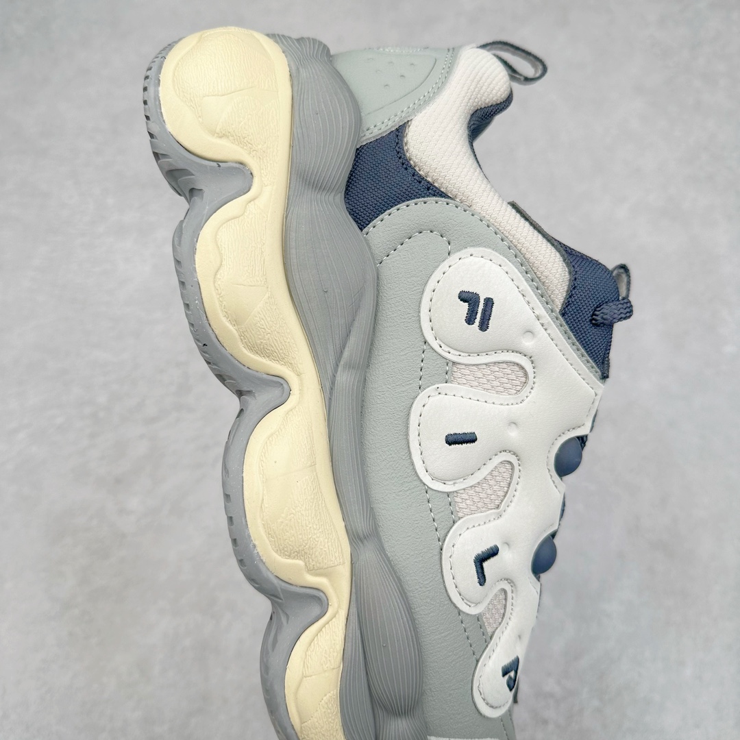 图片[6]-FILA PEASE 斐乐豌豆鞋舒适百搭防滑耐磨低帮生活休闲鞋老爹鞋 FILA的植物系穿搭深谙潮流之道，Clean-Fit的清新风格深深影响着City Boys & Girls。豌豆鞋的外观可谓一眼入魂，设计灵感来源于豌豆荚碱水面包，在鞋廓形保留薄款面包鞋DNA的基础上，发展并创新“面包鞋”风格，如垂挂豆子的鞋面，双层双色中底的鞋底都为这双鞋增添了独特的辨识度。独有的圆鼓豌豆形鞋面设计，鞋面革料做鼓，犹如一颗颗垂挂的豆子，圆润可爱，充满趣味；双层豌豆荚中底设计上层轻能发泡豆荚，下层柔能发泡豌豆形中底，打造圆润软弹、形象有趣的豌豆荚中底。饱满的外形带来温暖质感，上脚圆润，凸显腿部线条，时尚百搭。作为今年秋冬的出街鞋款，实在太合适不过了。豌豆鞋不仅外观令人过目不忘，并且脚感出众，独家的发泡材料提供了轻质软弹的舒适度，即便日行两万步也不会觉得疲惫，同时适应各种穿着场合，轻松搭配各种服饰。尺码：36 36.5 37.5 38 38.5 39 40 40.5 41 42 42.5 43 44 44.5 45-选品中心