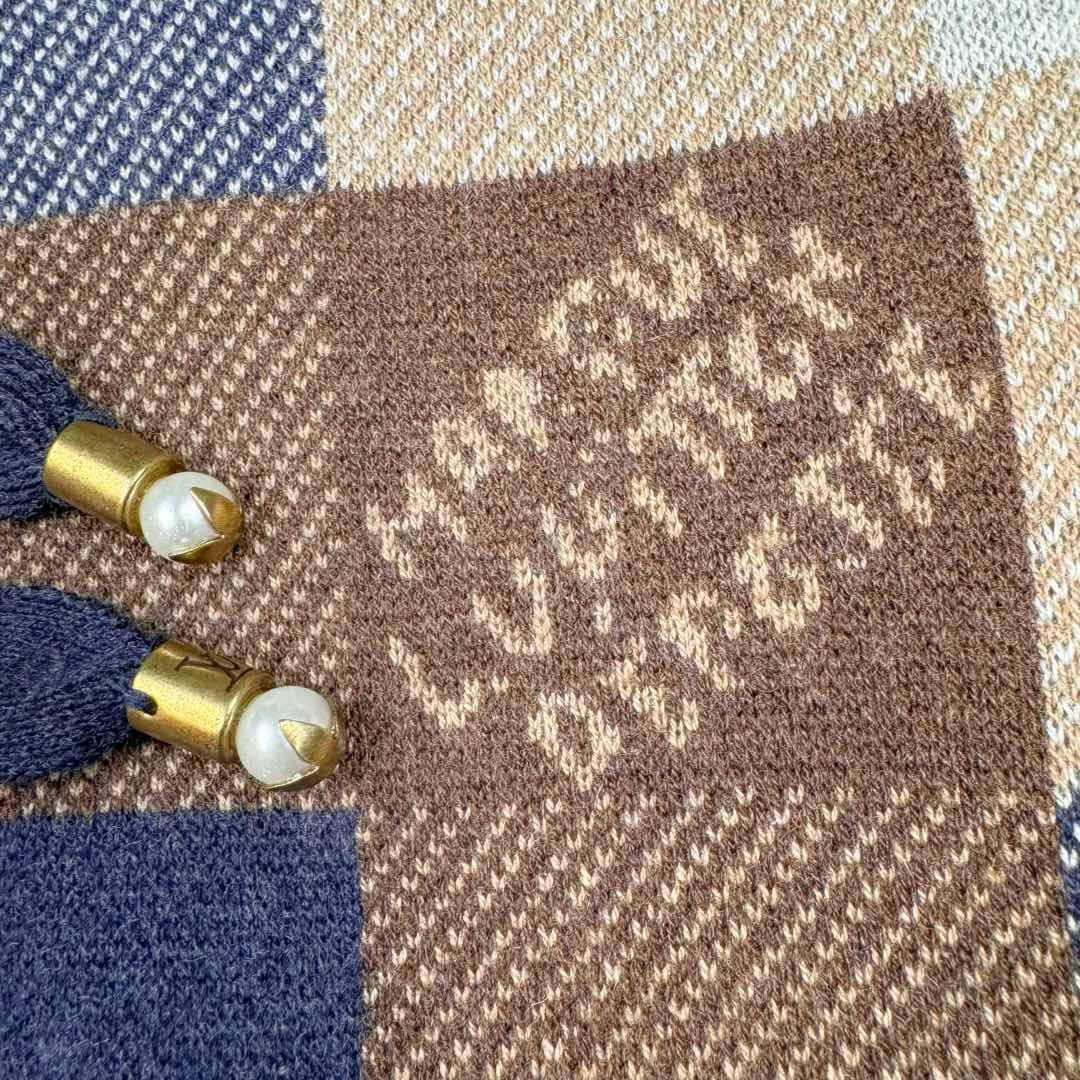 图片[11]-＃GD广顶 LOUIS VUITTON FW24 Lv格子字母Logo连帽长袖卫衣 彩色格子毛织卫衣 官网价：24400￥纱线采用【2/48支羊毛混纺纱】由【四个颜色织片】组合搭配 此款织片采用【14针电脑机】每【织片耗时280分钟】整件【四色芝麻底提花】易产生漏针【手工缝合】采用【20针盘缝】全件由【7块片+4条吓栏组成】前后衫脚均为【另缝的双层】帽骨及领骨全部用【小圆筒包边】所有格子需对间色 增加了缝合的难度及时间 帽绳吊坠需【纯手工订】增加了尾部后整的时间 尺码：XS S M L-选品中心