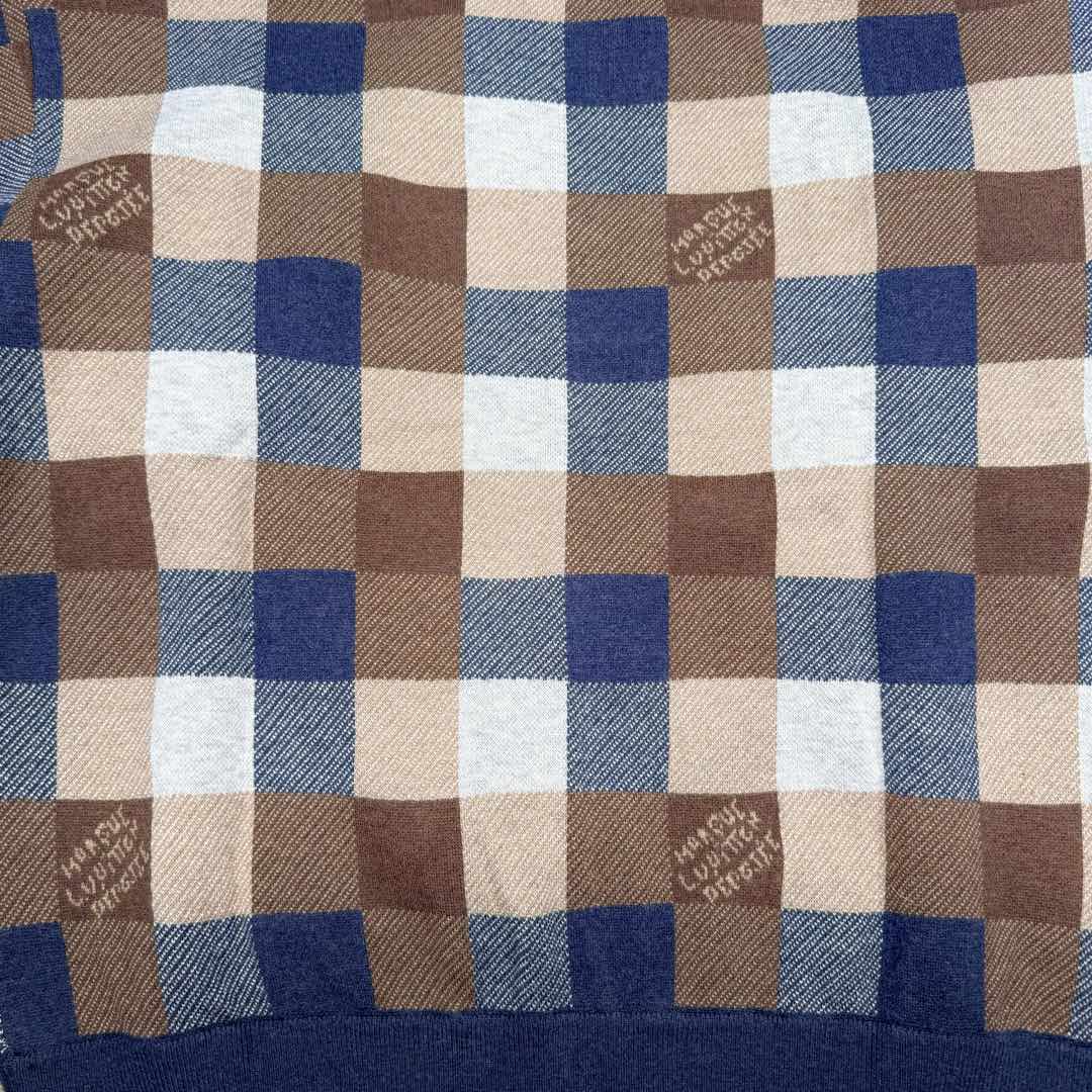 图片[12]-＃GD广顶 LOUIS VUITTON FW24 Lv格子字母Logo连帽长袖卫衣 彩色格子毛织卫衣 官网价：24400￥纱线采用【2/48支羊毛混纺纱】由【四个颜色织片】组合搭配 此款织片采用【14针电脑机】每【织片耗时280分钟】整件【四色芝麻底提花】易产生漏针【手工缝合】采用【20针盘缝】全件由【7块片+4条吓栏组成】前后衫脚均为【另缝的双层】帽骨及领骨全部用【小圆筒包边】所有格子需对间色 增加了缝合的难度及时间 帽绳吊坠需【纯手工订】增加了尾部后整的时间 尺码：XS S M L-选品中心