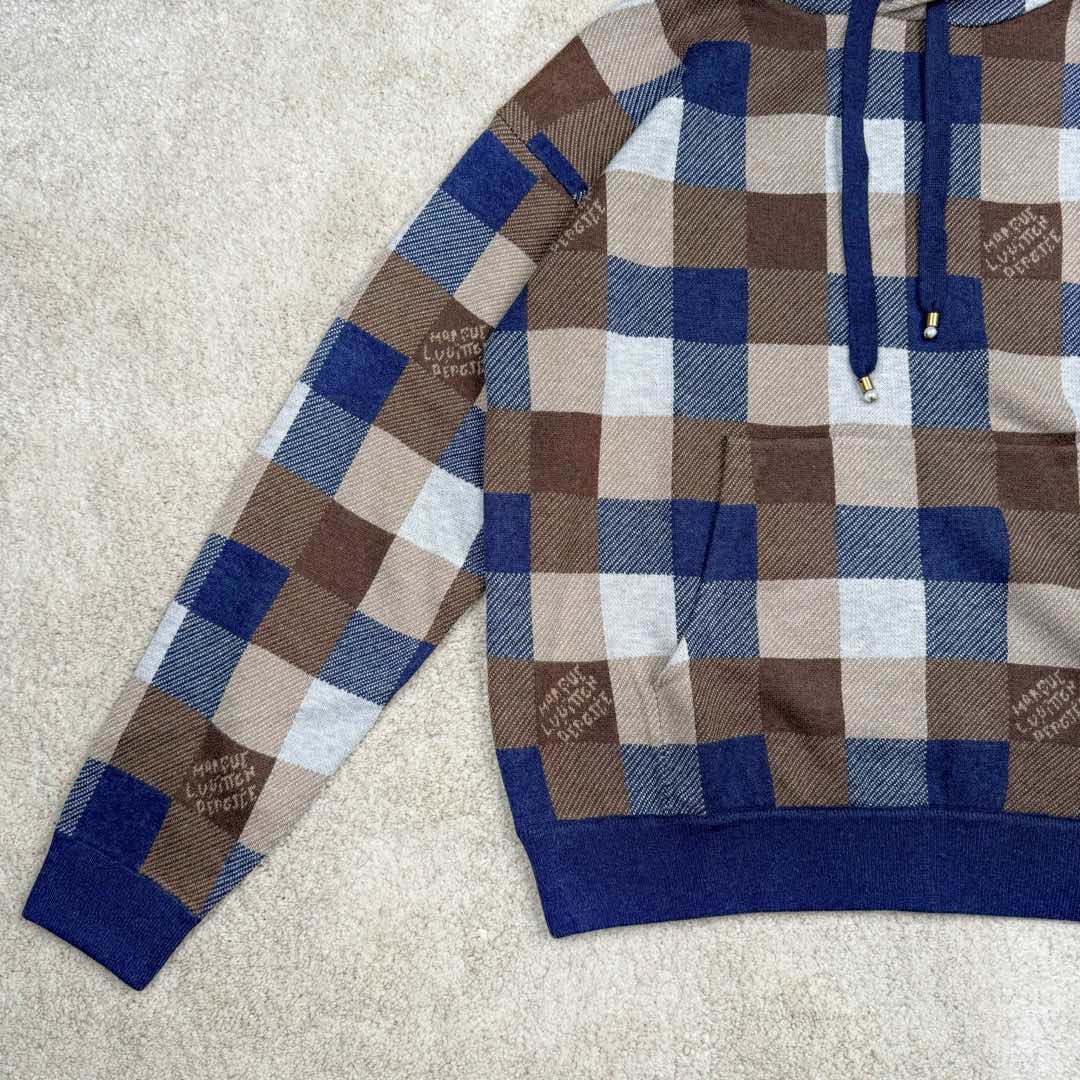 图片[5]-＃GD广顶 LOUIS VUITTON FW24 Lv格子字母Logo连帽长袖卫衣 彩色格子毛织卫衣 官网价：24400￥纱线采用【2/48支羊毛混纺纱】由【四个颜色织片】组合搭配 此款织片采用【14针电脑机】每【织片耗时280分钟】整件【四色芝麻底提花】易产生漏针【手工缝合】采用【20针盘缝】全件由【7块片+4条吓栏组成】前后衫脚均为【另缝的双层】帽骨及领骨全部用【小圆筒包边】所有格子需对间色 增加了缝合的难度及时间 帽绳吊坠需【纯手工订】增加了尾部后整的时间 尺码：XS S M L-选品中心