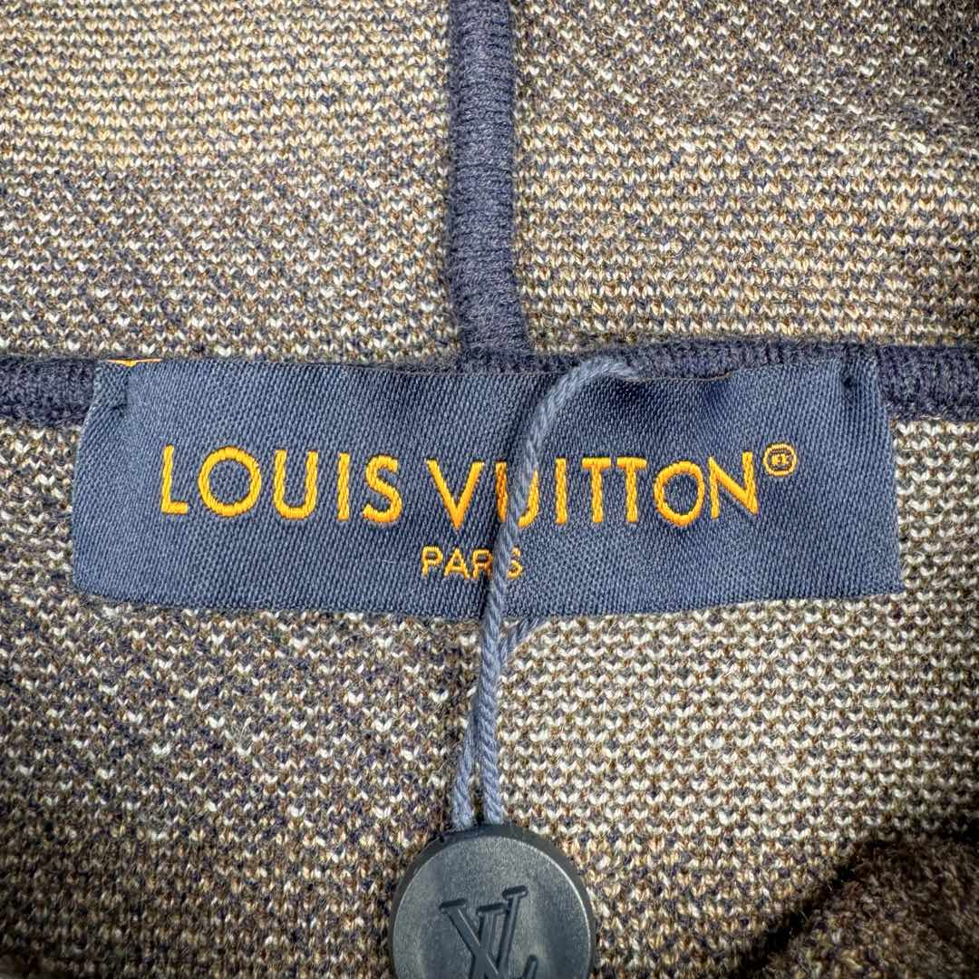 图片[13]-＃GD广顶 LOUIS VUITTON FW24 Lv格子字母Logo连帽长袖卫衣 彩色格子毛织卫衣 官网价：24400￥纱线采用【2/48支羊毛混纺纱】由【四个颜色织片】组合搭配 此款织片采用【14针电脑机】每【织片耗时280分钟】整件【四色芝麻底提花】易产生漏针【手工缝合】采用【20针盘缝】全件由【7块片+4条吓栏组成】前后衫脚均为【另缝的双层】帽骨及领骨全部用【小圆筒包边】所有格子需对间色 增加了缝合的难度及时间 帽绳吊坠需【纯手工订】增加了尾部后整的时间 尺码：XS S M L-选品中心