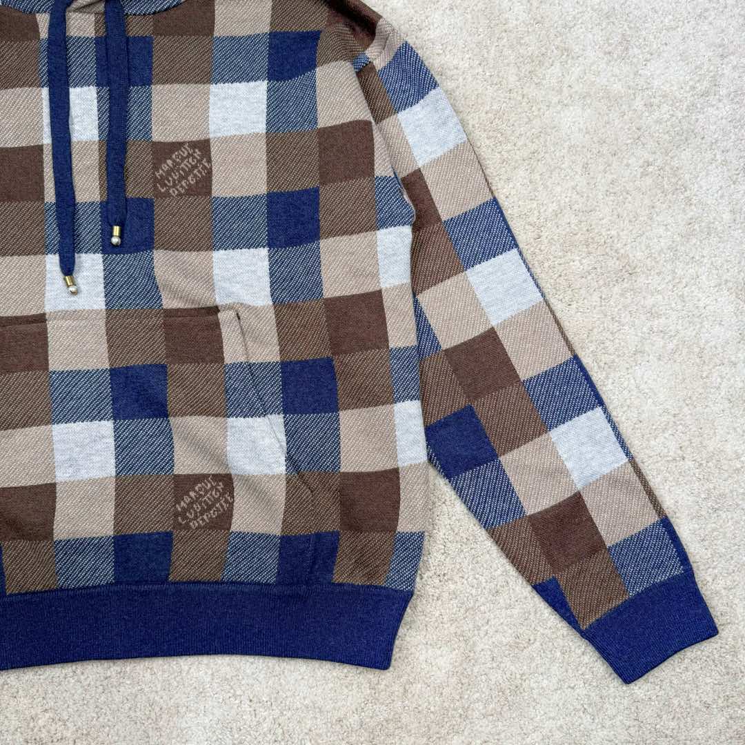 图片[6]-＃GD广顶 LOUIS VUITTON FW24 Lv格子字母Logo连帽长袖卫衣 彩色格子毛织卫衣 官网价：24400￥纱线采用【2/48支羊毛混纺纱】由【四个颜色织片】组合搭配 此款织片采用【14针电脑机】每【织片耗时280分钟】整件【四色芝麻底提花】易产生漏针【手工缝合】采用【20针盘缝】全件由【7块片+4条吓栏组成】前后衫脚均为【另缝的双层】帽骨及领骨全部用【小圆筒包边】所有格子需对间色 增加了缝合的难度及时间 帽绳吊坠需【纯手工订】增加了尾部后整的时间 尺码：XS S M L-选品中心