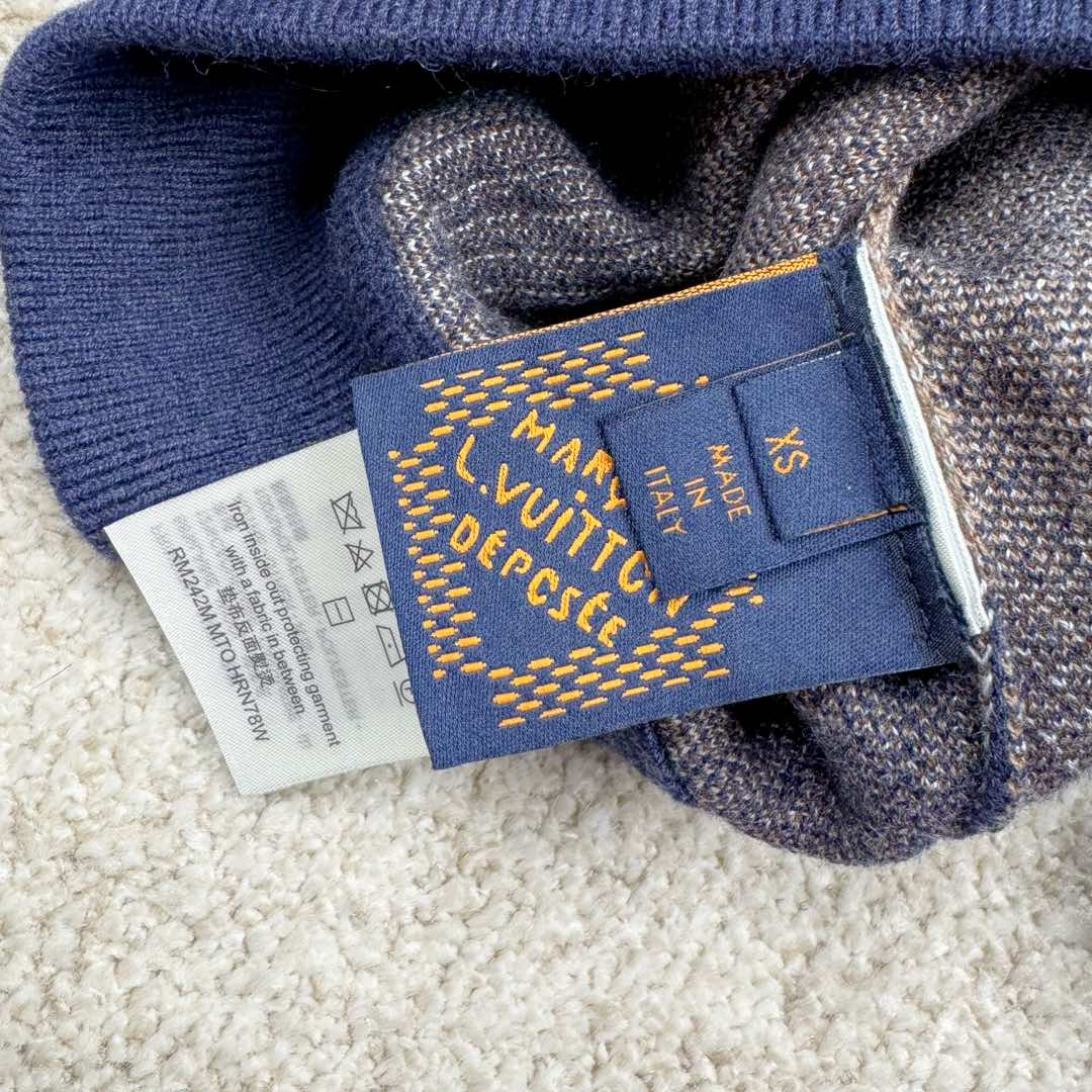 图片[14]-＃GD广顶 LOUIS VUITTON FW24 Lv格子字母Logo连帽长袖卫衣 彩色格子毛织卫衣 官网价：24400￥纱线采用【2/48支羊毛混纺纱】由【四个颜色织片】组合搭配 此款织片采用【14针电脑机】每【织片耗时280分钟】整件【四色芝麻底提花】易产生漏针【手工缝合】采用【20针盘缝】全件由【7块片+4条吓栏组成】前后衫脚均为【另缝的双层】帽骨及领骨全部用【小圆筒包边】所有格子需对间色 增加了缝合的难度及时间 帽绳吊坠需【纯手工订】增加了尾部后整的时间 尺码：XS S M L-选品中心