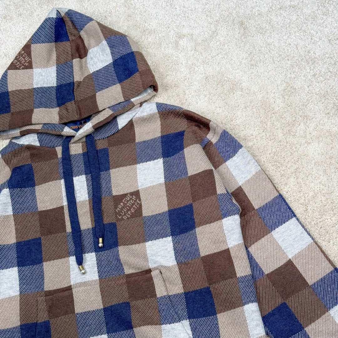 图片[8]-＃GD广顶 LOUIS VUITTON FW24 Lv格子字母Logo连帽长袖卫衣 彩色格子毛织卫衣 官网价：24400￥纱线采用【2/48支羊毛混纺纱】由【四个颜色织片】组合搭配 此款织片采用【14针电脑机】每【织片耗时280分钟】整件【四色芝麻底提花】易产生漏针【手工缝合】采用【20针盘缝】全件由【7块片+4条吓栏组成】前后衫脚均为【另缝的双层】帽骨及领骨全部用【小圆筒包边】所有格子需对间色 增加了缝合的难度及时间 帽绳吊坠需【纯手工订】增加了尾部后整的时间 尺码：XS S M L-选品中心