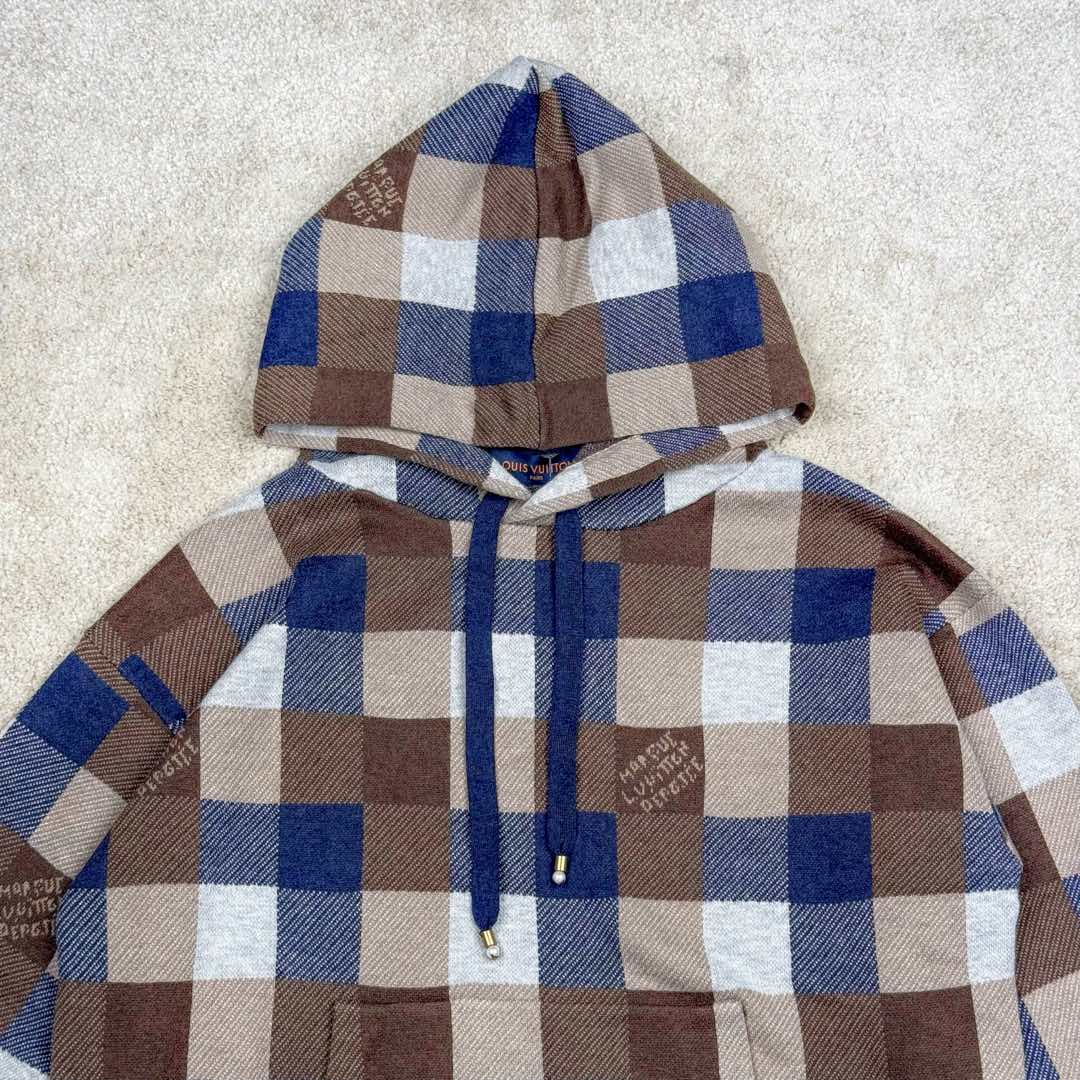 图片[4]-＃GD广顶 LOUIS VUITTON FW24 Lv格子字母Logo连帽长袖卫衣 彩色格子毛织卫衣 官网价：24400￥纱线采用【2/48支羊毛混纺纱】由【四个颜色织片】组合搭配 此款织片采用【14针电脑机】每【织片耗时280分钟】整件【四色芝麻底提花】易产生漏针【手工缝合】采用【20针盘缝】全件由【7块片+4条吓栏组成】前后衫脚均为【另缝的双层】帽骨及领骨全部用【小圆筒包边】所有格子需对间色 增加了缝合的难度及时间 帽绳吊坠需【纯手工订】增加了尾部后整的时间 尺码：XS S M L-选品中心