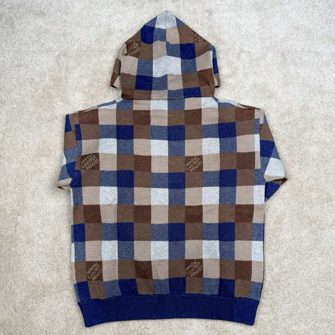 图片[3]-＃GD广顶 LOUIS VUITTON FW24 Lv格子字母Logo连帽长袖卫衣 彩色格子毛织卫衣 官网价：24400￥纱线采用【2/48支羊毛混纺纱】由【四个颜色织片】组合搭配 此款织片采用【14针电脑机】每【织片耗时280分钟】整件【四色芝麻底提花】易产生漏针【手工缝合】采用【20针盘缝】全件由【7块片+4条吓栏组成】前后衫脚均为【另缝的双层】帽骨及领骨全部用【小圆筒包边】所有格子需对间色 增加了缝合的难度及时间 帽绳吊坠需【纯手工订】增加了尾部后整的时间 尺码：XS S M L-选品中心