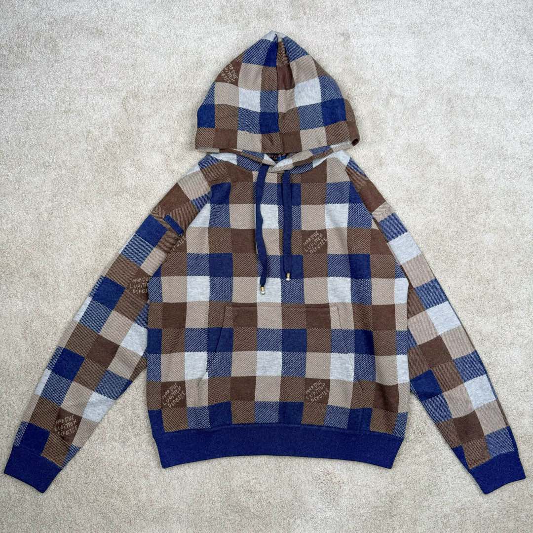 ＃GD广顶 LOUIS VUITTON FW24 Lv格子字母Logo连帽长袖卫衣 彩色格子毛织卫衣 官网价：24400￥纱线采用【2/48支羊毛混纺纱】由【四个颜色织片】组合搭配 此款织片采用【14针电脑机】每【织片耗时280分钟】整件【四色芝麻底提花】易产生漏针【手工缝合】采用【20针盘缝】全件由【7块片+4条吓栏组成】前后衫脚均为【另缝的双层】帽骨及领骨全部用【小圆筒包边】所有格子需对间色 增加了缝合的难度及时间 帽绳吊坠需【纯手工订】增加了尾部后整的时间 尺码：XS S M L-选品中心