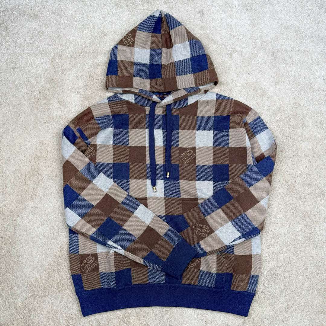 图片[2]-＃GD广顶 LOUIS VUITTON FW24 Lv格子字母Logo连帽长袖卫衣 彩色格子毛织卫衣 官网价：24400￥纱线采用【2/48支羊毛混纺纱】由【四个颜色织片】组合搭配 此款织片采用【14针电脑机】每【织片耗时280分钟】整件【四色芝麻底提花】易产生漏针【手工缝合】采用【20针盘缝】全件由【7块片+4条吓栏组成】前后衫脚均为【另缝的双层】帽骨及领骨全部用【小圆筒包边】所有格子需对间色 增加了缝合的难度及时间 帽绳吊坠需【纯手工订】增加了尾部后整的时间 尺码：XS S M L-选品中心