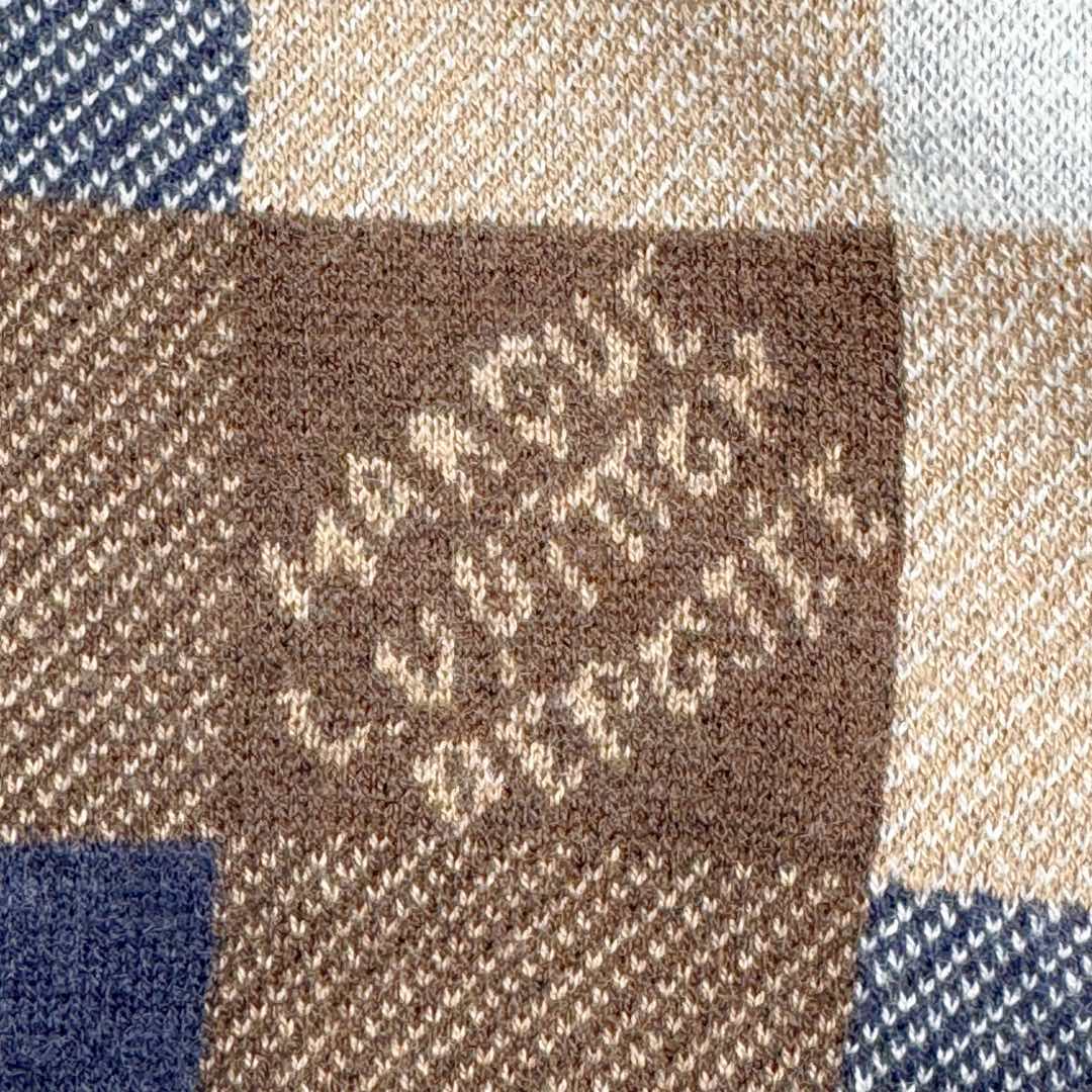 图片[10]-＃GD广顶 LOUIS VUITTON FW24 Lv格子字母Logo连帽长袖卫衣 彩色格子毛织卫衣 官网价：24400￥纱线采用【2/48支羊毛混纺纱】由【四个颜色织片】组合搭配 此款织片采用【14针电脑机】每【织片耗时280分钟】整件【四色芝麻底提花】易产生漏针【手工缝合】采用【20针盘缝】全件由【7块片+4条吓栏组成】前后衫脚均为【另缝的双层】帽骨及领骨全部用【小圆筒包边】所有格子需对间色 增加了缝合的难度及时间 帽绳吊坠需【纯手工订】增加了尾部后整的时间 尺码：XS S M L-选品中心