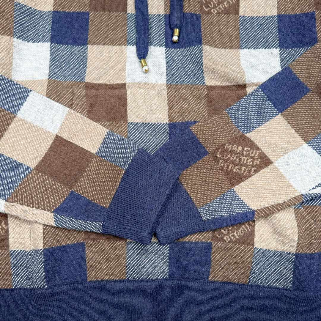 图片[9]-＃GD广顶 LOUIS VUITTON FW24 Lv格子字母Logo连帽长袖卫衣 彩色格子毛织卫衣 官网价：24400￥纱线采用【2/48支羊毛混纺纱】由【四个颜色织片】组合搭配 此款织片采用【14针电脑机】每【织片耗时280分钟】整件【四色芝麻底提花】易产生漏针【手工缝合】采用【20针盘缝】全件由【7块片+4条吓栏组成】前后衫脚均为【另缝的双层】帽骨及领骨全部用【小圆筒包边】所有格子需对间色 增加了缝合的难度及时间 帽绳吊坠需【纯手工订】增加了尾部后整的时间 尺码：XS S M L-选品中心