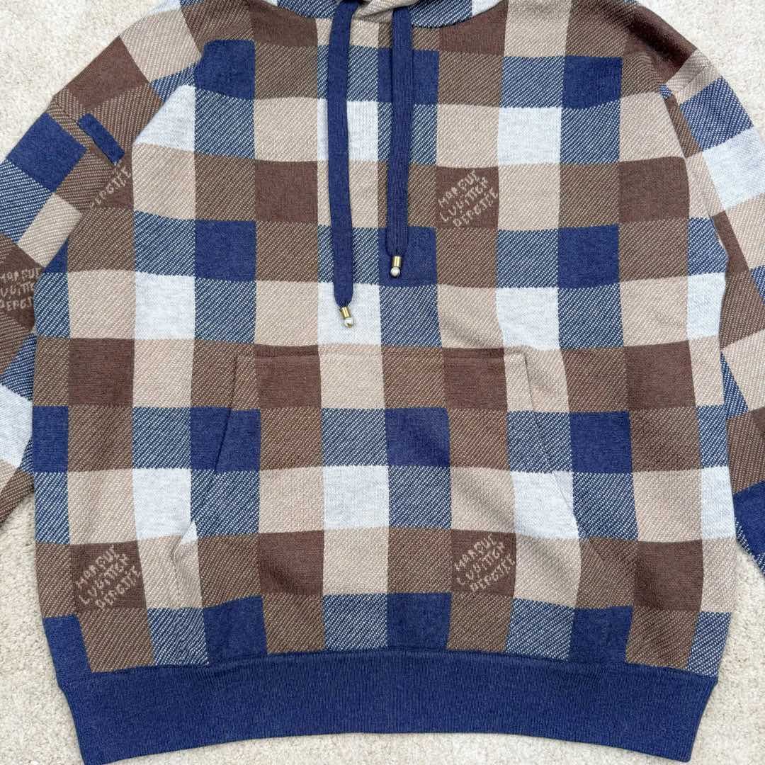 图片[7]-＃GD广顶 LOUIS VUITTON FW24 Lv格子字母Logo连帽长袖卫衣 彩色格子毛织卫衣 官网价：24400￥纱线采用【2/48支羊毛混纺纱】由【四个颜色织片】组合搭配 此款织片采用【14针电脑机】每【织片耗时280分钟】整件【四色芝麻底提花】易产生漏针【手工缝合】采用【20针盘缝】全件由【7块片+4条吓栏组成】前后衫脚均为【另缝的双层】帽骨及领骨全部用【小圆筒包边】所有格子需对间色 增加了缝合的难度及时间 帽绳吊坠需【纯手工订】增加了尾部后整的时间 尺码：XS S M L-选品中心
