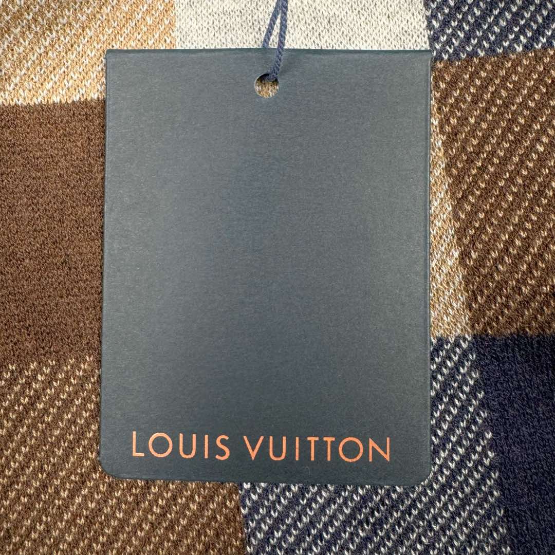图片[15]-＃GD广顶 LOUIS VUITTON FW24 Lv格子字母Logo连帽长袖卫衣 彩色格子毛织卫衣 官网价：24400￥纱线采用【2/48支羊毛混纺纱】由【四个颜色织片】组合搭配 此款织片采用【14针电脑机】每【织片耗时280分钟】整件【四色芝麻底提花】易产生漏针【手工缝合】采用【20针盘缝】全件由【7块片+4条吓栏组成】前后衫脚均为【另缝的双层】帽骨及领骨全部用【小圆筒包边】所有格子需对间色 增加了缝合的难度及时间 帽绳吊坠需【纯手工订】增加了尾部后整的时间 尺码：XS S M L-选品中心