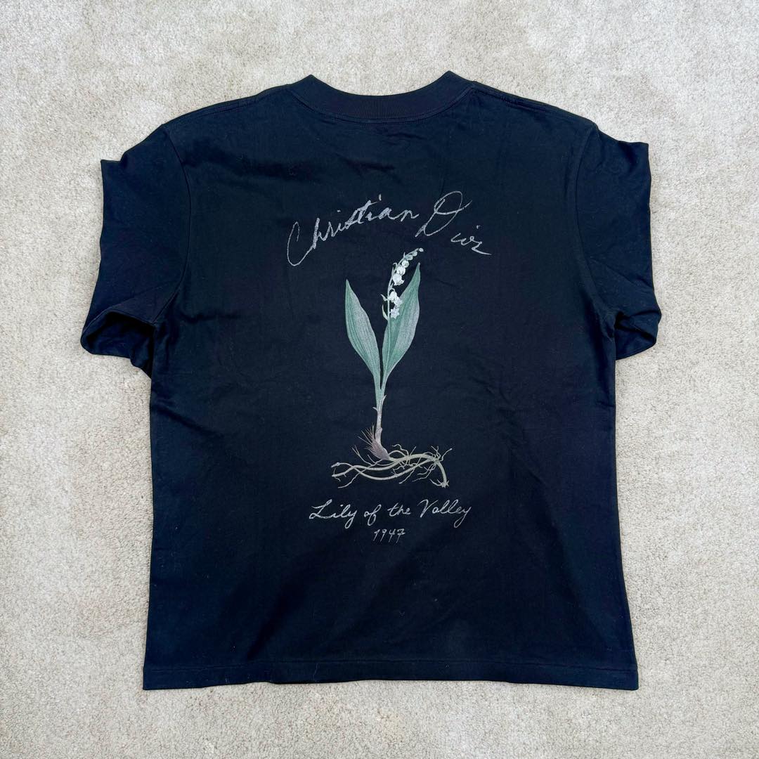 图片[3]-＃GD广顶 DIOR迪奥 SS24 Logo字母印花宽松圆领短袖T恤小草印花套头卫衣 面料采用 32s双纱全棉平纹布 面料做刷毛工艺 表面有轻微棉絮 手感也会变柔软 配套【21s双纱精梳棉1*1横机织造罗纹】前幅采用【八爪机丝网胶浆印花】【激光刻画字母镂空网点菲林】开【100目数机械网板】后幅字母采用前幅同等工艺 花朵图案采用【彩拔直喷加网点浆印】尺码：XS S M L-选品中心