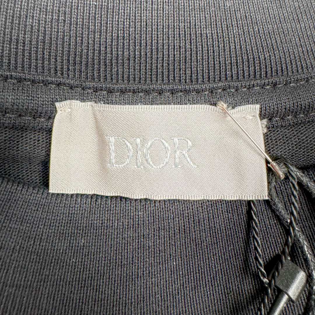 图片[12]-＃GD广顶 DIOR迪奥 SS24 Logo字母印花宽松圆领短袖T恤小草印花套头卫衣 面料采用 32s双纱全棉平纹布 面料做刷毛工艺 表面有轻微棉絮 手感也会变柔软 配套【21s双纱精梳棉1*1横机织造罗纹】前幅采用【八爪机丝网胶浆印花】【激光刻画字母镂空网点菲林】开【100目数机械网板】后幅字母采用前幅同等工艺 花朵图案采用【彩拔直喷加网点浆印】尺码：XS S M L-选品中心