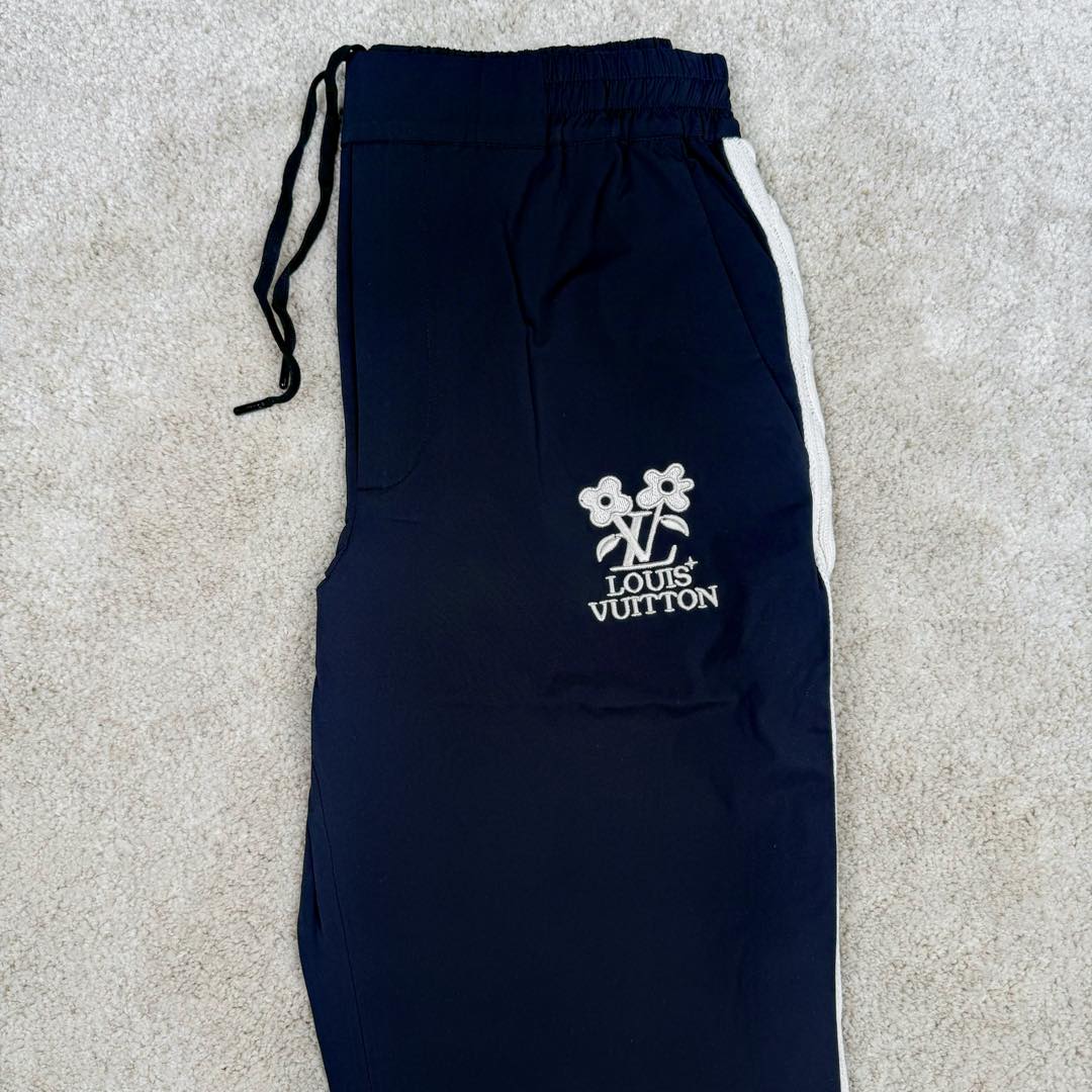 图片[8]-＃GD广顶 LOUIS VUITTON SS24 x Tyler Logo Lv联名字母花卉刺绣针织运动裤毛织拼色绣花长裤 官网价：9250￥面料采用【75D锦纶斜纹布】底面做【涂胶工艺】增加面料手感挺度 前幅采用【日本进口田岛绣花机】刺绣【丝光棉线打底厚板胶】【立体锁边刺绣字母花朵】侧边织带裁片均【手工点位笔做标记】【平车来回车线贴织带】确保毛织织带平顺贴合于裁片 织带采用【德国进口斯托尔织机】织造【抽针立体提花纹路】织品针数密度高 织造过程中极其出现破洞 破洞织带只能报废 损耗率达到10%以上 腰内里配套【双层棉织带腰绳】抽绳头【手工缝制五金吊钟】尺码：44 46 48 50-选品中心