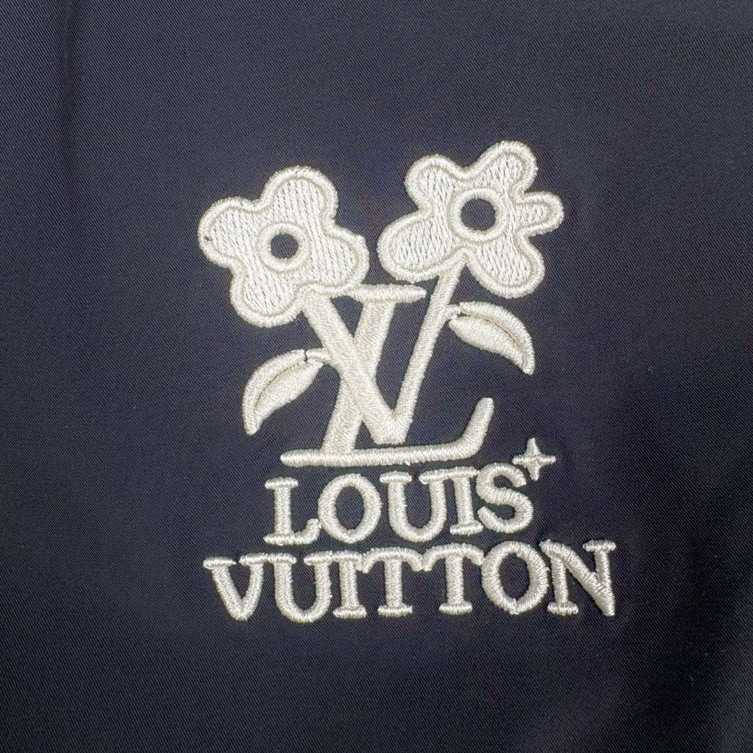 图片[9]-＃GD广顶 LOUIS VUITTON SS24 x Tyler Logo Lv联名字母花卉刺绣针织运动裤毛织拼色绣花长裤 官网价：9250￥面料采用【75D锦纶斜纹布】底面做【涂胶工艺】增加面料手感挺度 前幅采用【日本进口田岛绣花机】刺绣【丝光棉线打底厚板胶】【立体锁边刺绣字母花朵】侧边织带裁片均【手工点位笔做标记】【平车来回车线贴织带】确保毛织织带平顺贴合于裁片 织带采用【德国进口斯托尔织机】织造【抽针立体提花纹路】织品针数密度高 织造过程中极其出现破洞 破洞织带只能报废 损耗率达到10%以上 腰内里配套【双层棉织带腰绳】抽绳头【手工缝制五金吊钟】尺码：44 46 48 50-选品中心