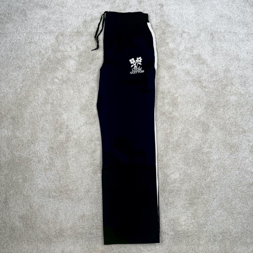 图片[3]-＃GD广顶 LOUIS VUITTON SS24 x Tyler Logo Lv联名字母花卉刺绣针织运动裤毛织拼色绣花长裤 官网价：9250￥面料采用【75D锦纶斜纹布】底面做【涂胶工艺】增加面料手感挺度 前幅采用【日本进口田岛绣花机】刺绣【丝光棉线打底厚板胶】【立体锁边刺绣字母花朵】侧边织带裁片均【手工点位笔做标记】【平车来回车线贴织带】确保毛织织带平顺贴合于裁片 织带采用【德国进口斯托尔织机】织造【抽针立体提花纹路】织品针数密度高 织造过程中极其出现破洞 破洞织带只能报废 损耗率达到10%以上 腰内里配套【双层棉织带腰绳】抽绳头【手工缝制五金吊钟】尺码：44 46 48 50-选品中心