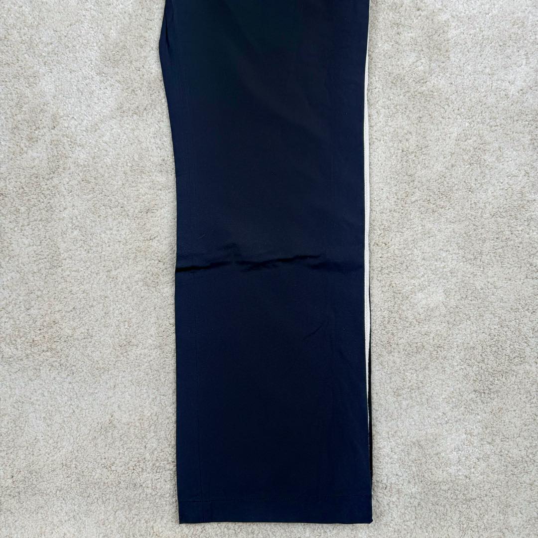 图片[7]-＃GD广顶 LOUIS VUITTON SS24 x Tyler Logo Lv联名字母花卉刺绣针织运动裤毛织拼色绣花长裤 官网价：9250￥面料采用【75D锦纶斜纹布】底面做【涂胶工艺】增加面料手感挺度 前幅采用【日本进口田岛绣花机】刺绣【丝光棉线打底厚板胶】【立体锁边刺绣字母花朵】侧边织带裁片均【手工点位笔做标记】【平车来回车线贴织带】确保毛织织带平顺贴合于裁片 织带采用【德国进口斯托尔织机】织造【抽针立体提花纹路】织品针数密度高 织造过程中极其出现破洞 破洞织带只能报废 损耗率达到10%以上 腰内里配套【双层棉织带腰绳】抽绳头【手工缝制五金吊钟】尺码：44 46 48 50-选品中心